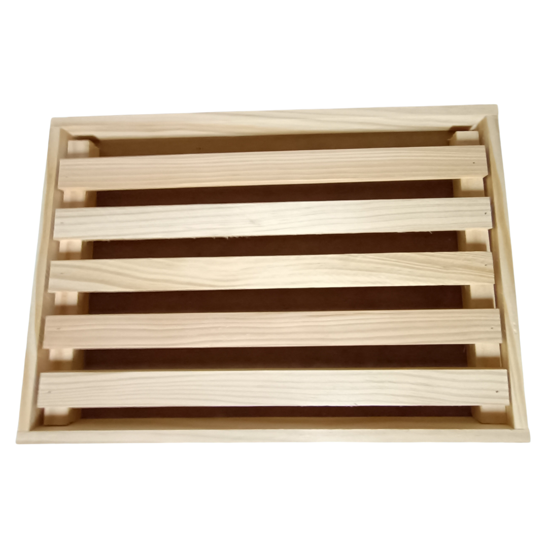 Tabla de cortar pan artesanal de madera de plátano Biosa 22 x 32 cm. Con superficie de corte y espacio para recogemigas.