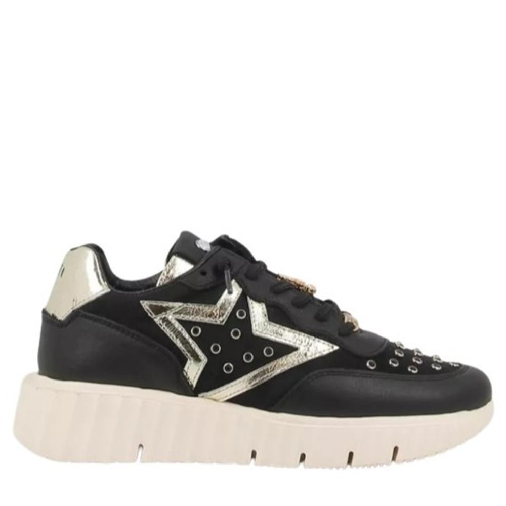Cómoda  Deportiva mujer 1391 de CETTI en fresco tejido con tachas, refuerzos en piel negra y detalles en oro. Cordones elásticos. Piso ligero, flexible y antideslizante Altura Tacón bajo (1-3 cm) Referencia