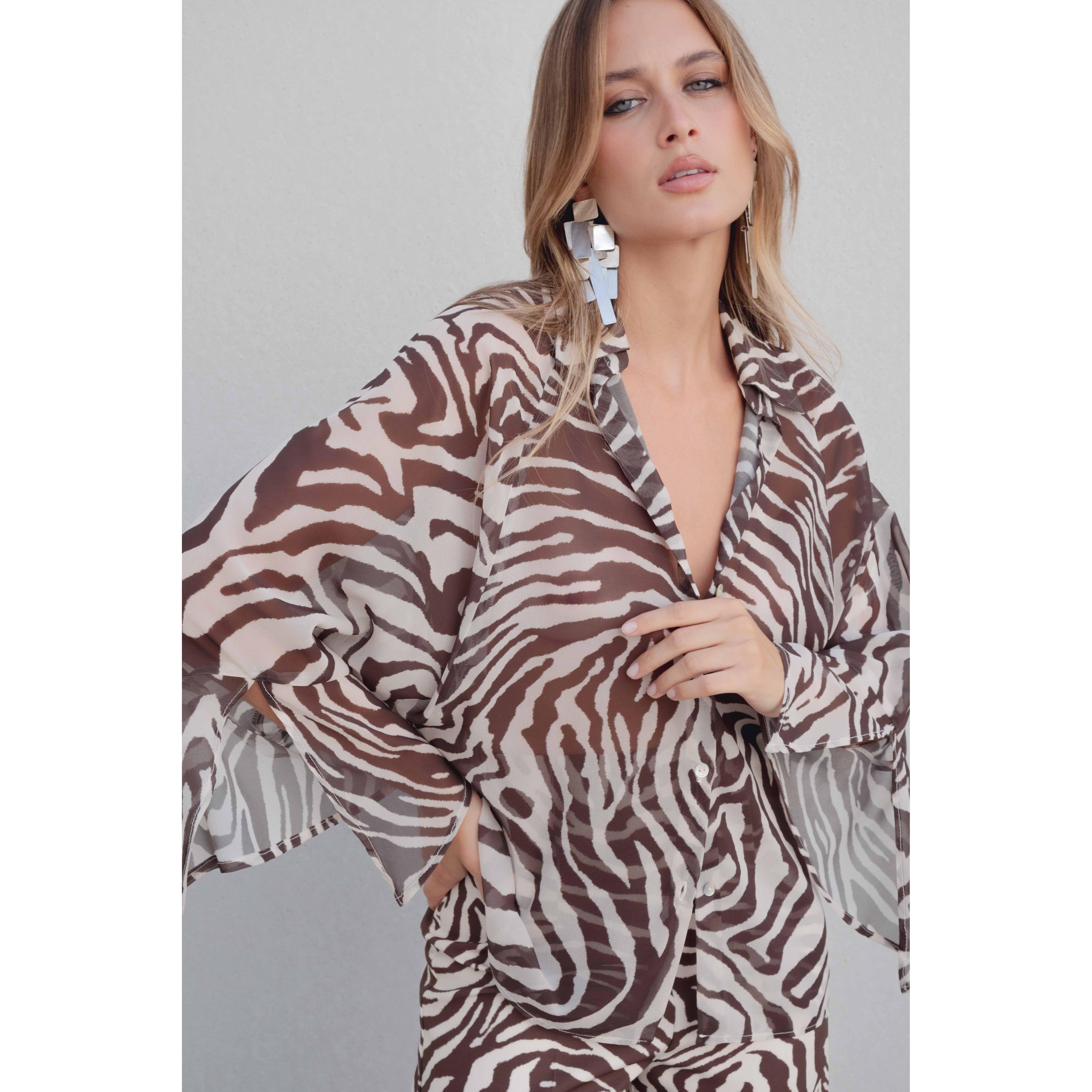 Emarola & Co - Camisa Encanto para Mujer Semitransparente Estampada de Poliéster Reciclado con Detalle de Botones Frontales y Movimiento Femenino, Perfecta para Look Elegante Diario