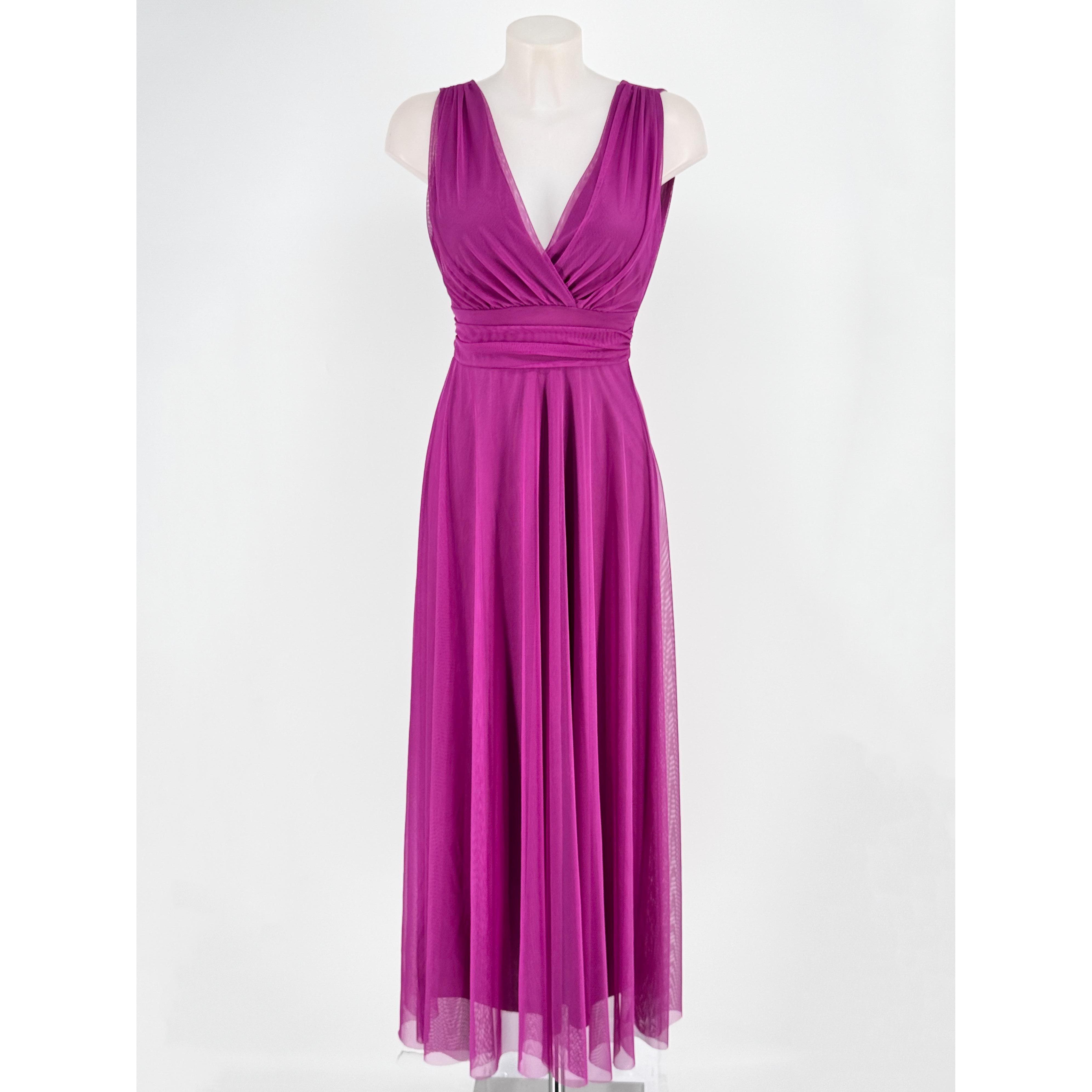 Vestido de tul con forro interior y escote cruzado. Con goma en la cintura y fruncido en la misma. Lazada trasera de gasa, relleno en el pecho. Amplia gama de colores. Talla única adaptada de la 36 a la 44.