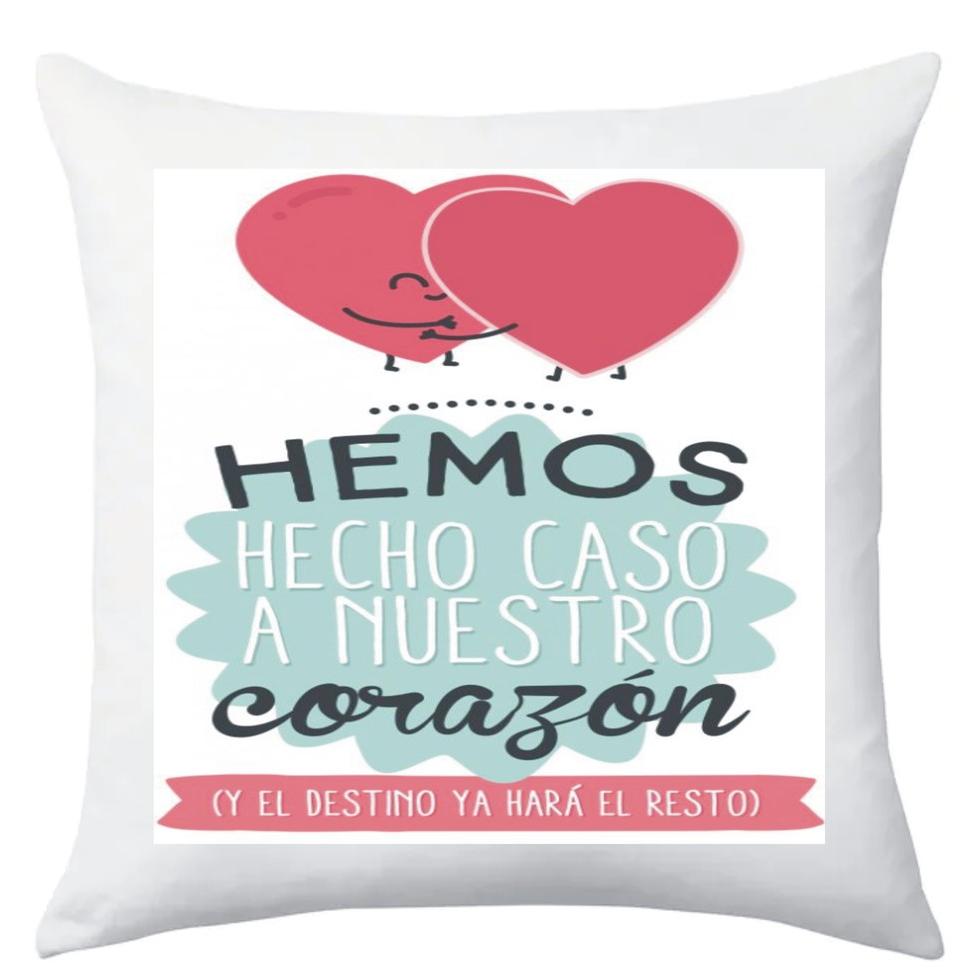 TEOVEL COJÍN + RELLENO CON FRASE: “HEMOS HECHO CASO A NUESTRO CORAZÓN” ESPECIAL SAN VALENTÍN. MENSAJE DE AMOR. 40 x 40 CM