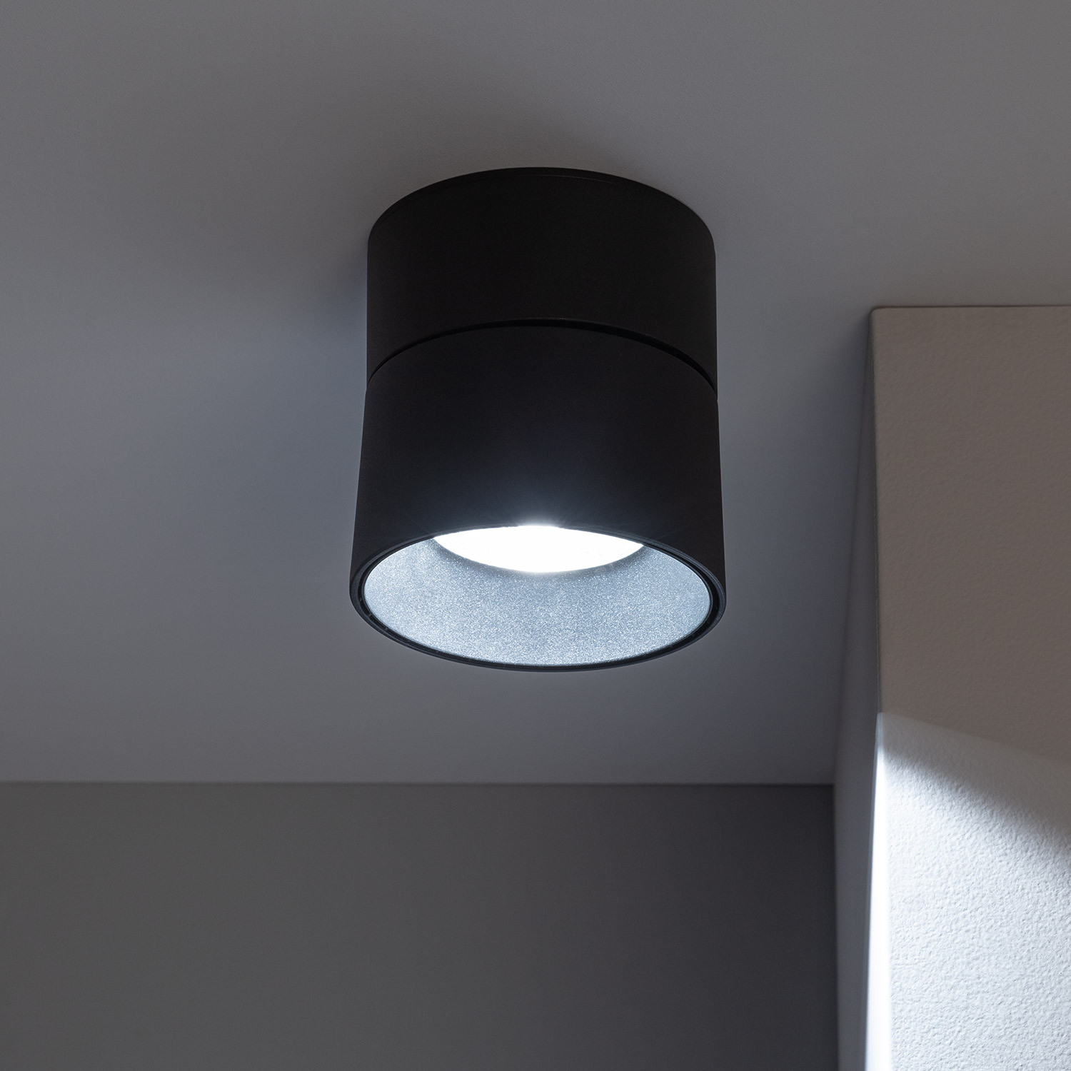 Ledkia Aplique LED 30W de Aluminio Circular Negro New Onuba ILUZZIA