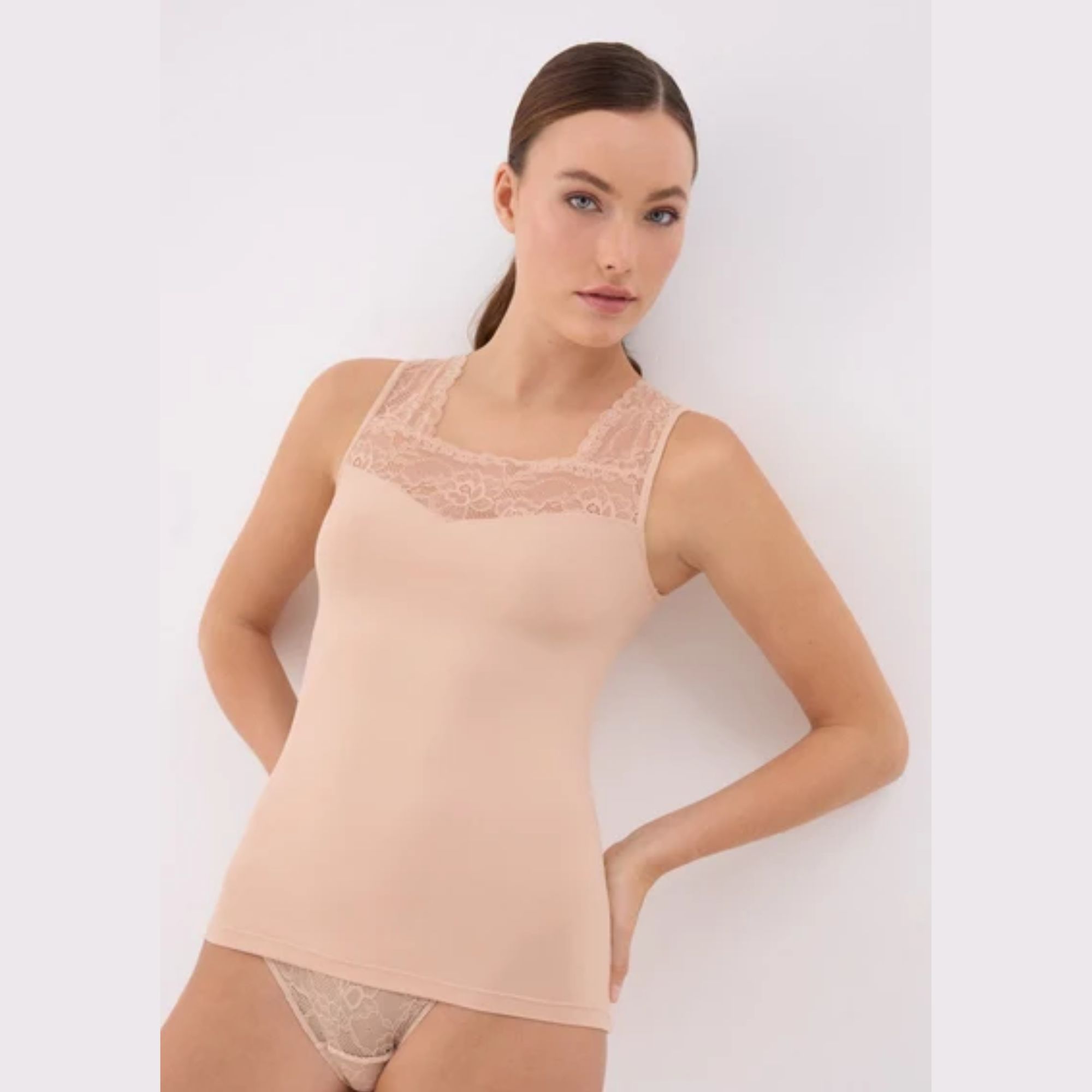 Ysabel Mora - Camiseta tirantes anchos escote lencero nude