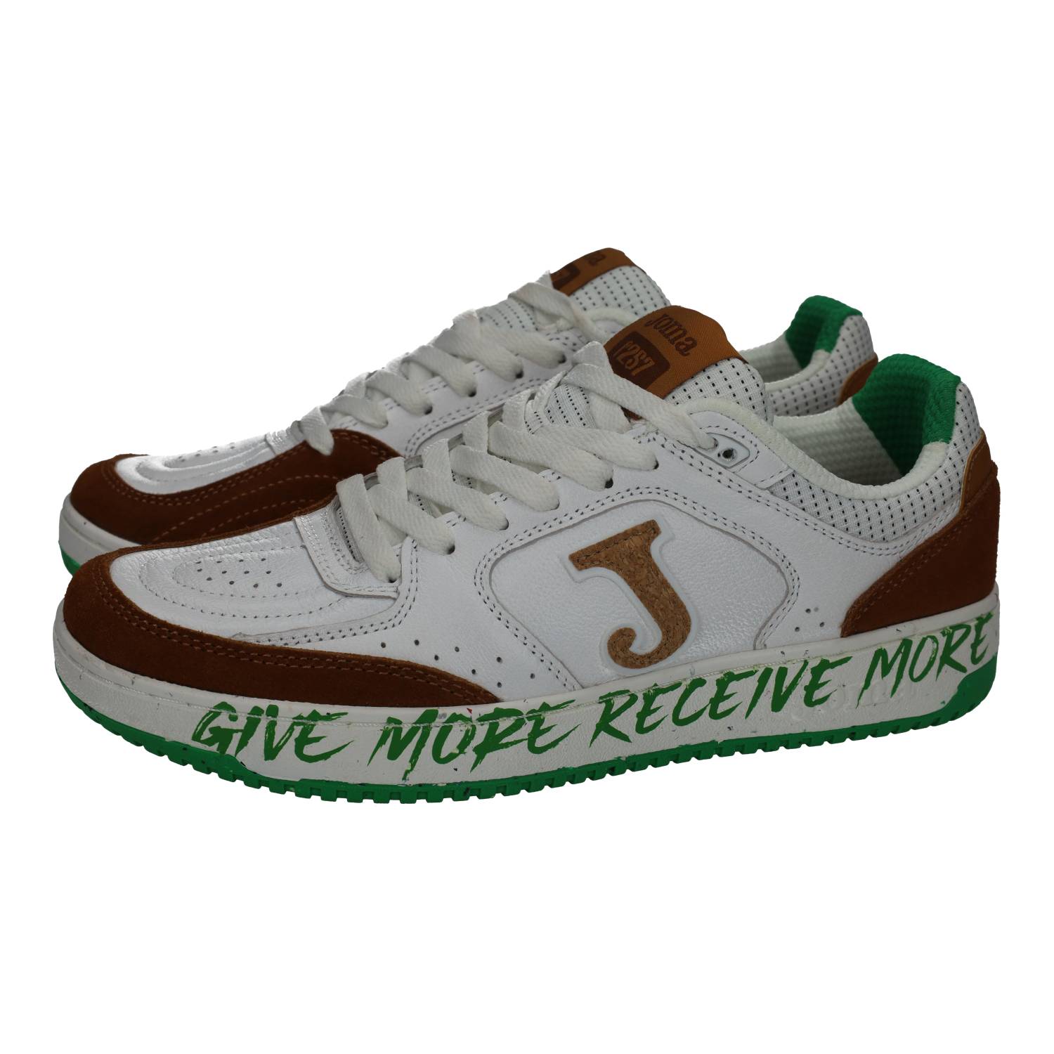 Zapatillas marca JOMA para hombre en color blanco. Zapatillas Joma de hombre, diseño casual deportivo, color blanco con detalles marrones y verdes, estilo único.