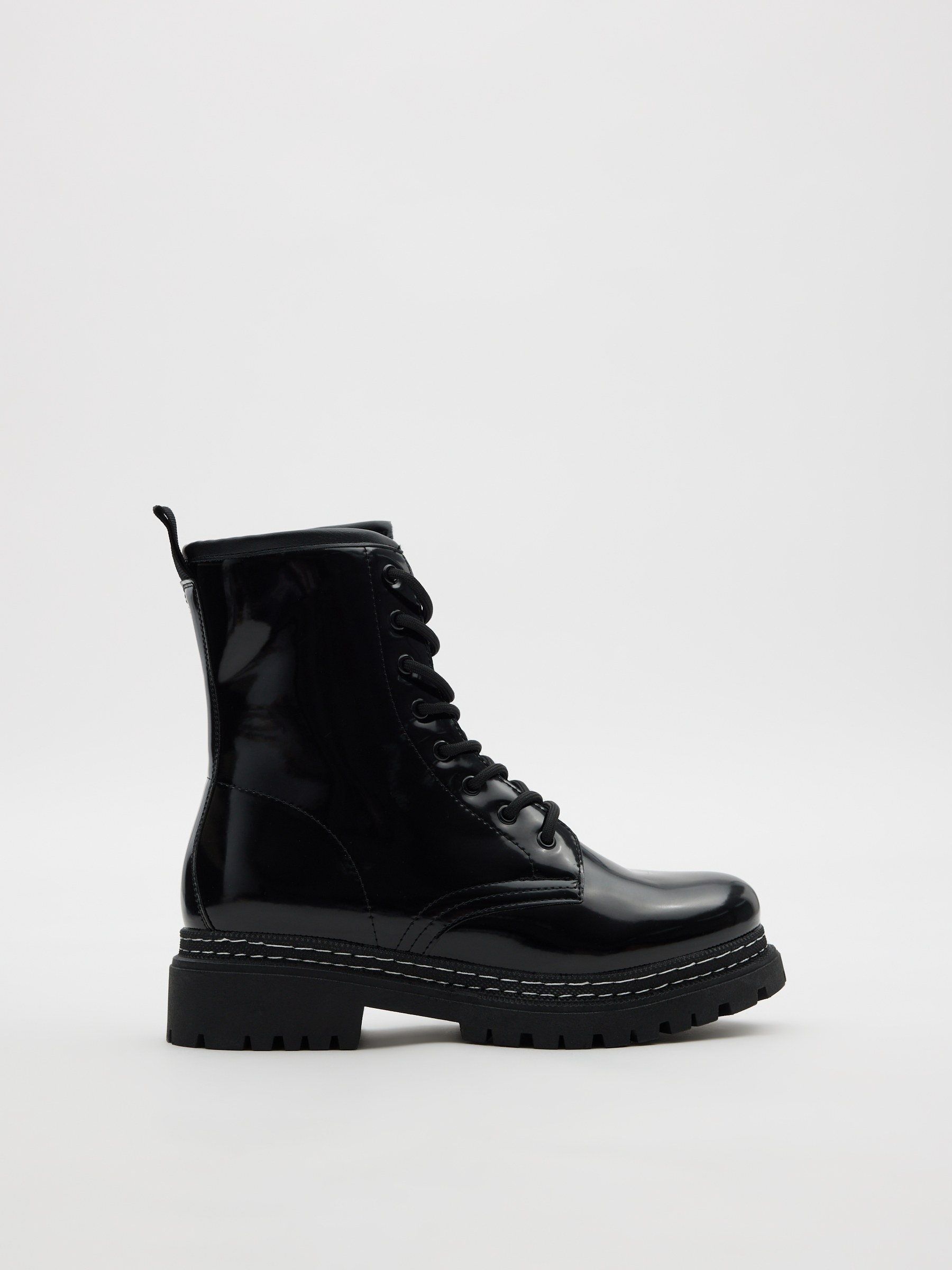 Botín militar de cordones básico perfecto para un look casual INSIDE