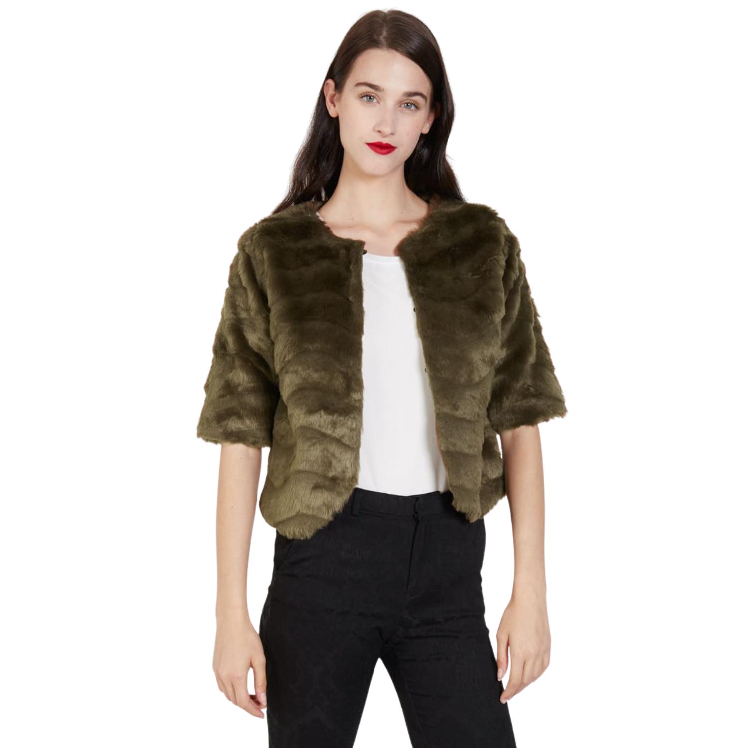 Chaqueta de pelo sintético con manga 3/4, cuello redondo y cierre con gancho. Elegante, suave y perfecta para looks sofisticados en Banbat. - REF: 6536