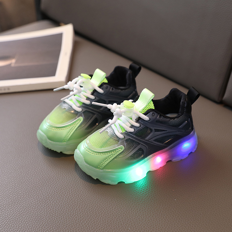 CA Nuevos zapatos deportivos de dibujos animados para niñas, zapatos de malla con degradado de color y luces LED para niños.