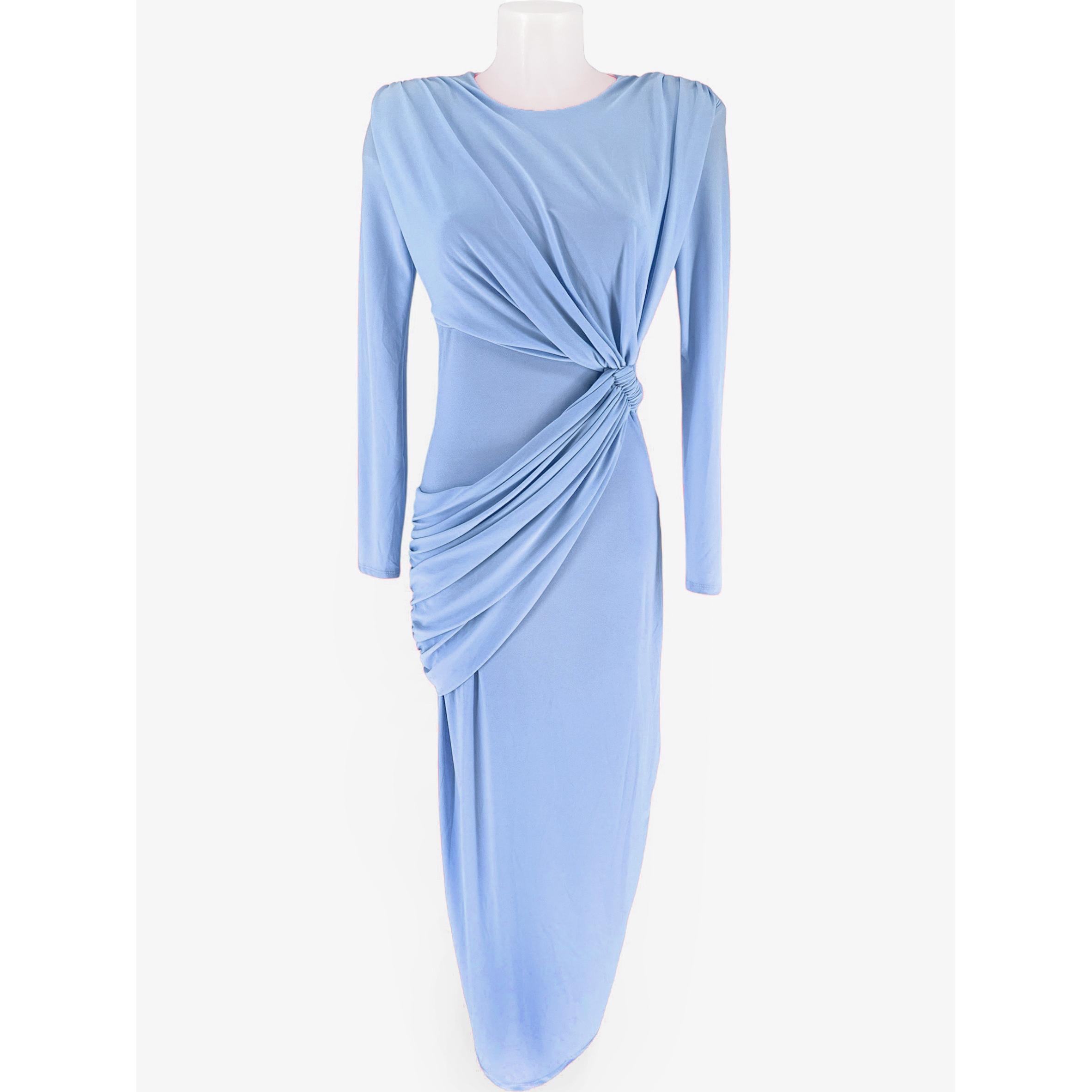 Descubre el vestido largo de fiesta perfecto para invitadas. Confeccionado en tejido crep fluido, destaca por sus sofisticados drapeados en cintura y pecho, manga larga, elegante escote barco y abertura trasera. Talla única (abarca de la 34 a la 42).