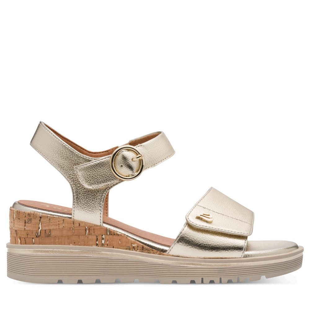 Cómoda Cómoda sandalia VEGANA mujer de JANA 28365 en suave tejido metalizado oro. Tiras ajustables. Planta acolchada. Cuña de corcho ligera y antideslizante. Altura Tacón bajo (1-3 cm) Referencia 28365-46-940