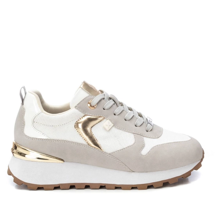 142961 Xti Zapatilla de mujer, de la marca Xti. Fabricada en un material que imita la piel. Cordones ajustables. Detalles metalizados. Suela de goma antideslizante.TI