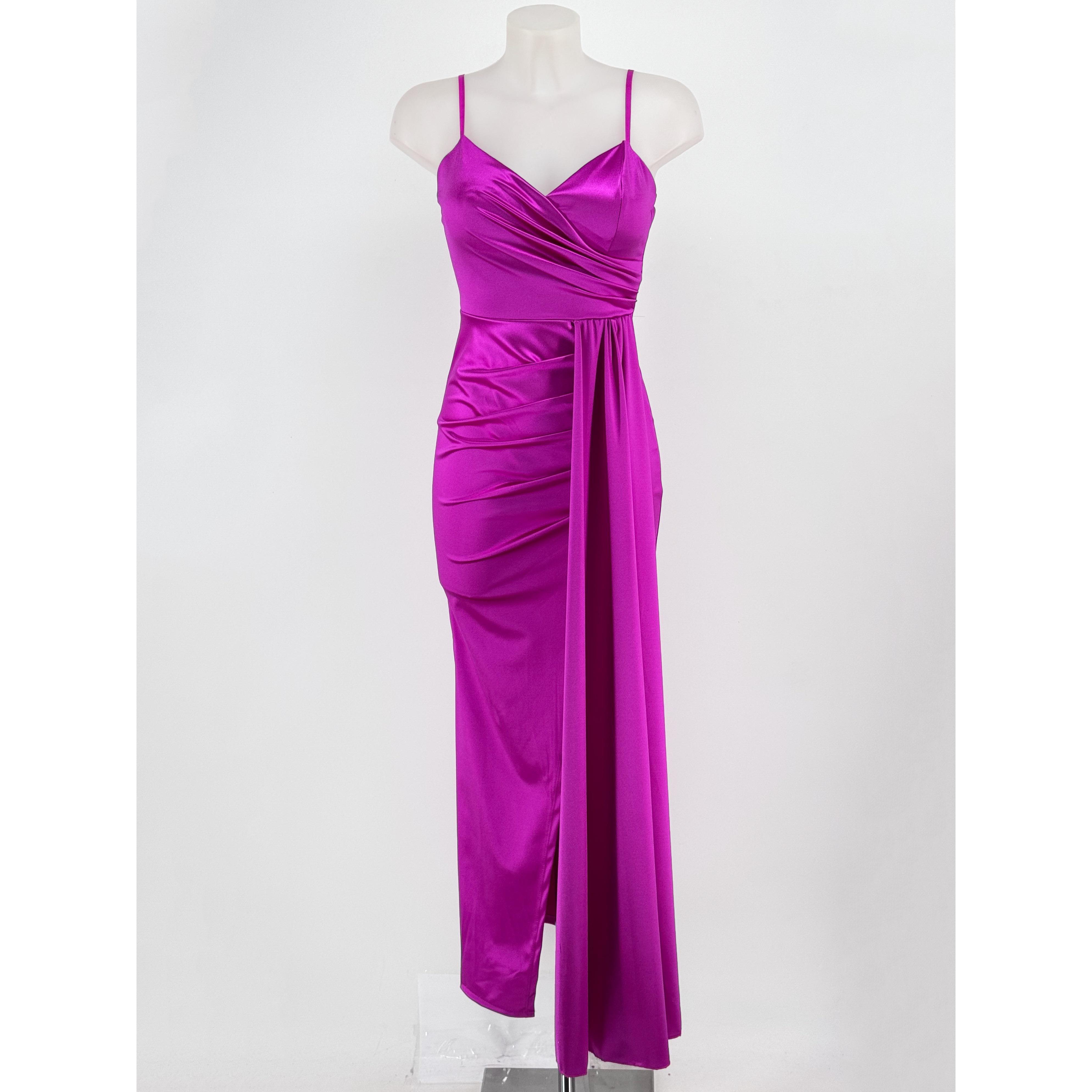 Vestido largo tejido raso satinado de alta calidad, escote cruzado drapeado con tirantes finos regulables. Cremallera invisible trasera y falda fluida. Abertura en la pierna