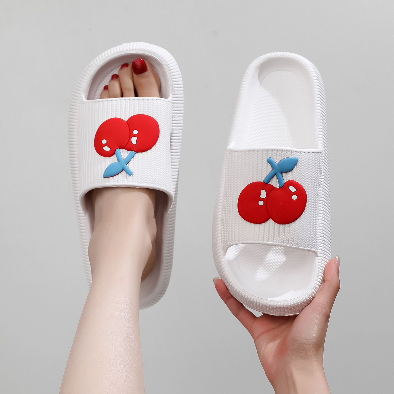 TK Pantuflas frutales con estampado de cerezas: pantuflas negras de felpa con cerezas rojas y hojas verdes, ideales para el verano.