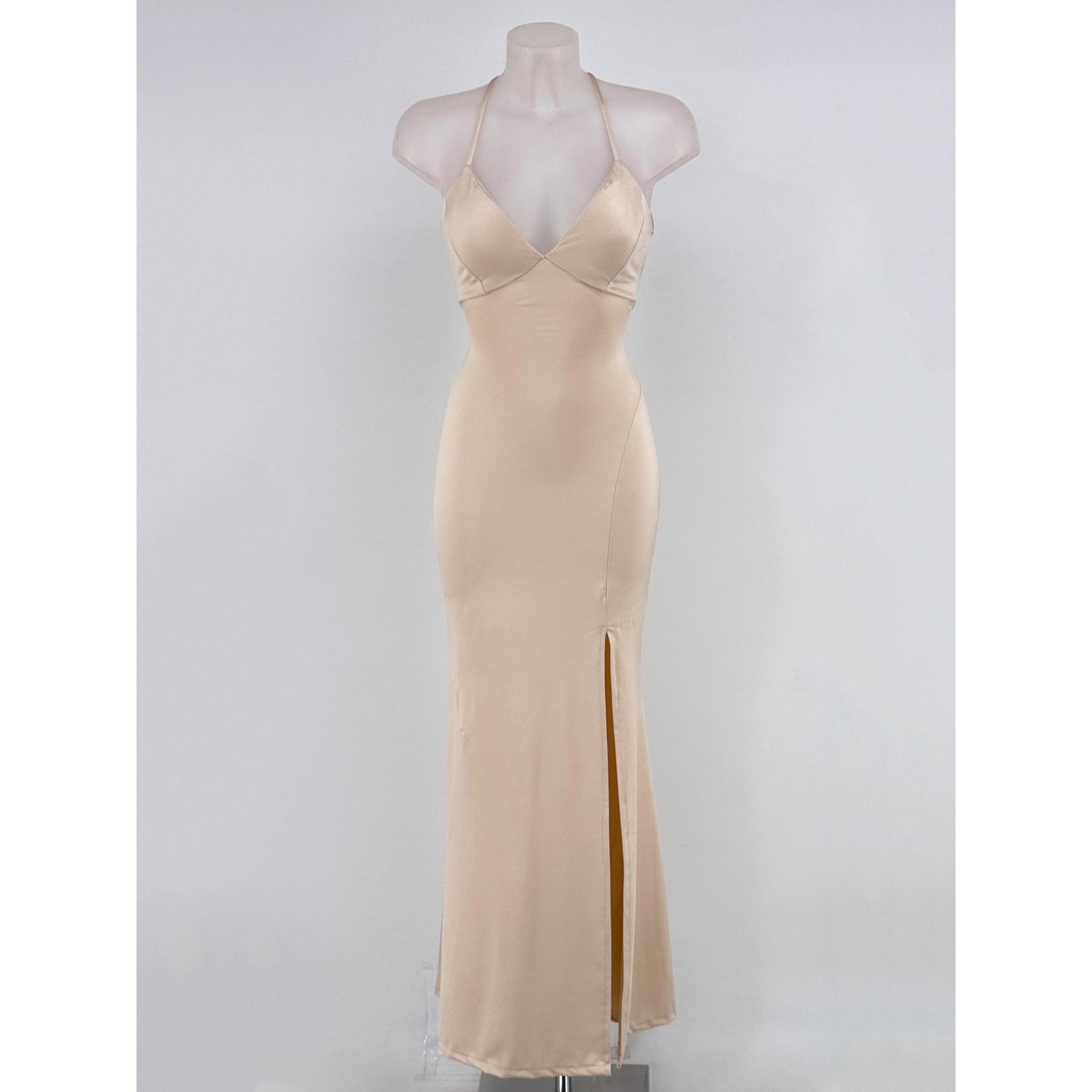 Vestido largo de fiesta con escote en pico, espalda descubierta con tiras cruzadas y abertura lateral. Disponible en varios colores