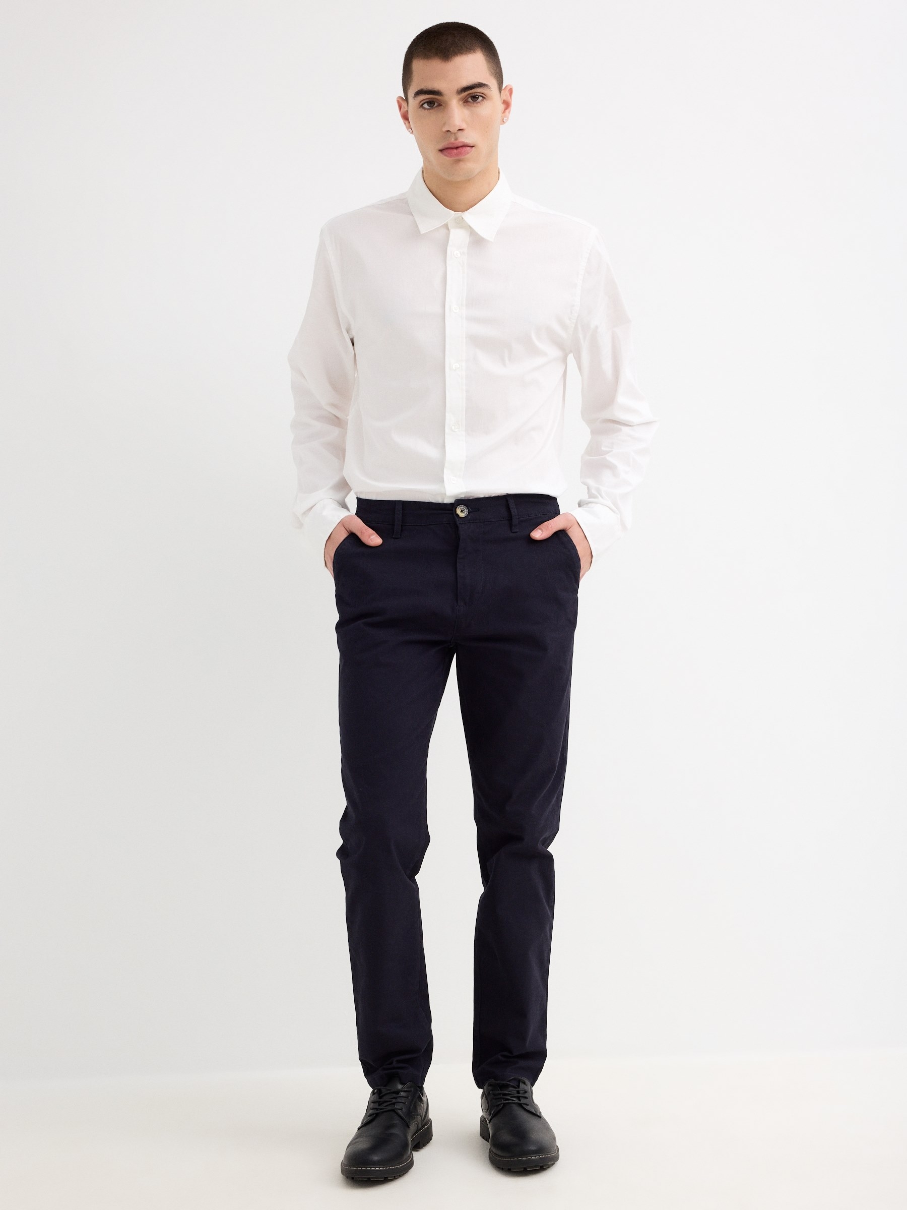 Pantalón chino, confeccionado en tejido de gabardina, disponible en varios colores, bolsillos frontales INSIDE