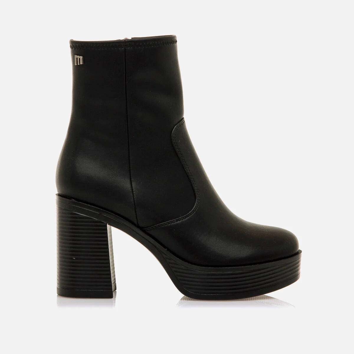 Botas Mustang modelo 50531 en color Negro