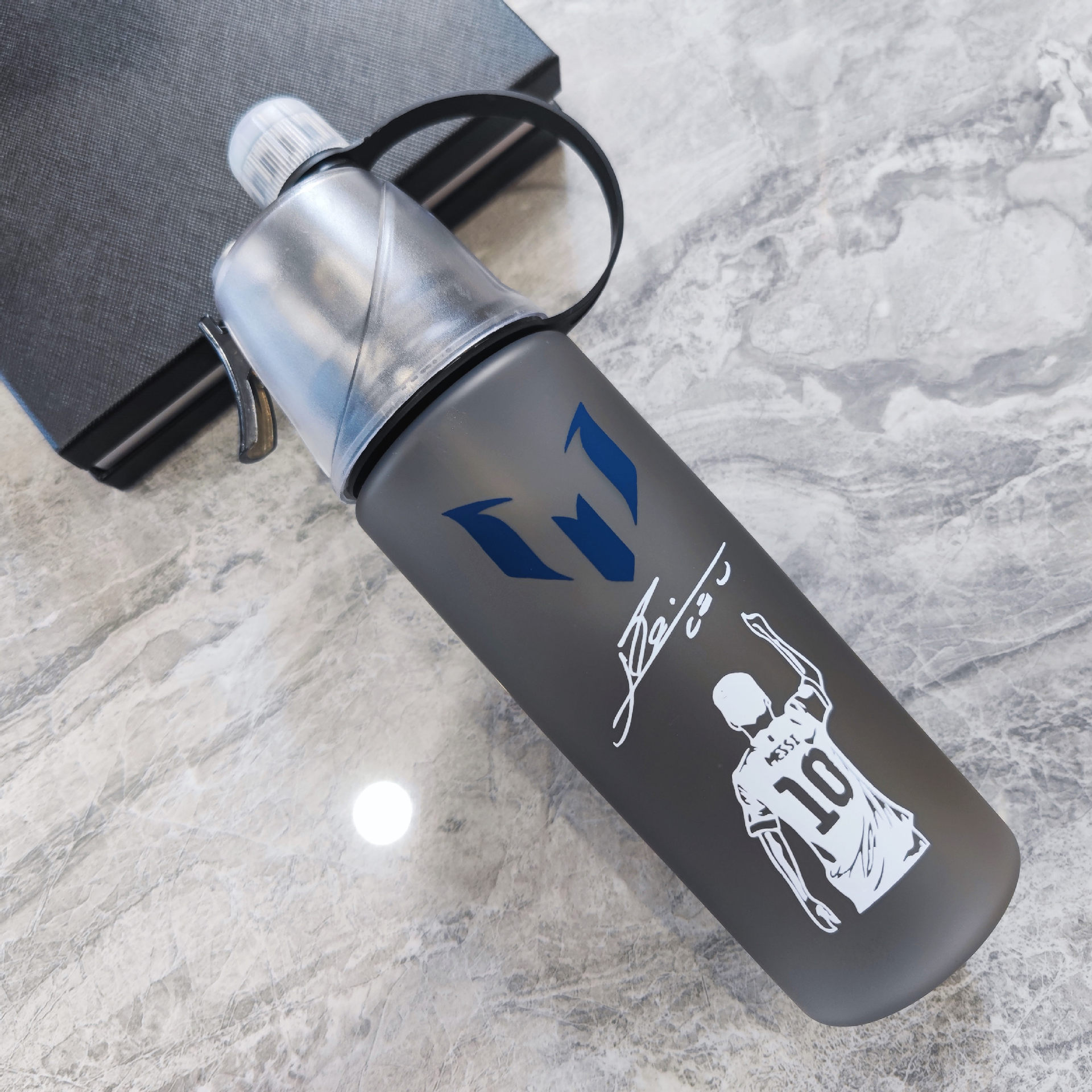 Botella Deportiva con Boquilla de Spray - Cantimplora Antigolpes de Gran Capacidad para Exteriores (Verano/Material Plástico)--600ml