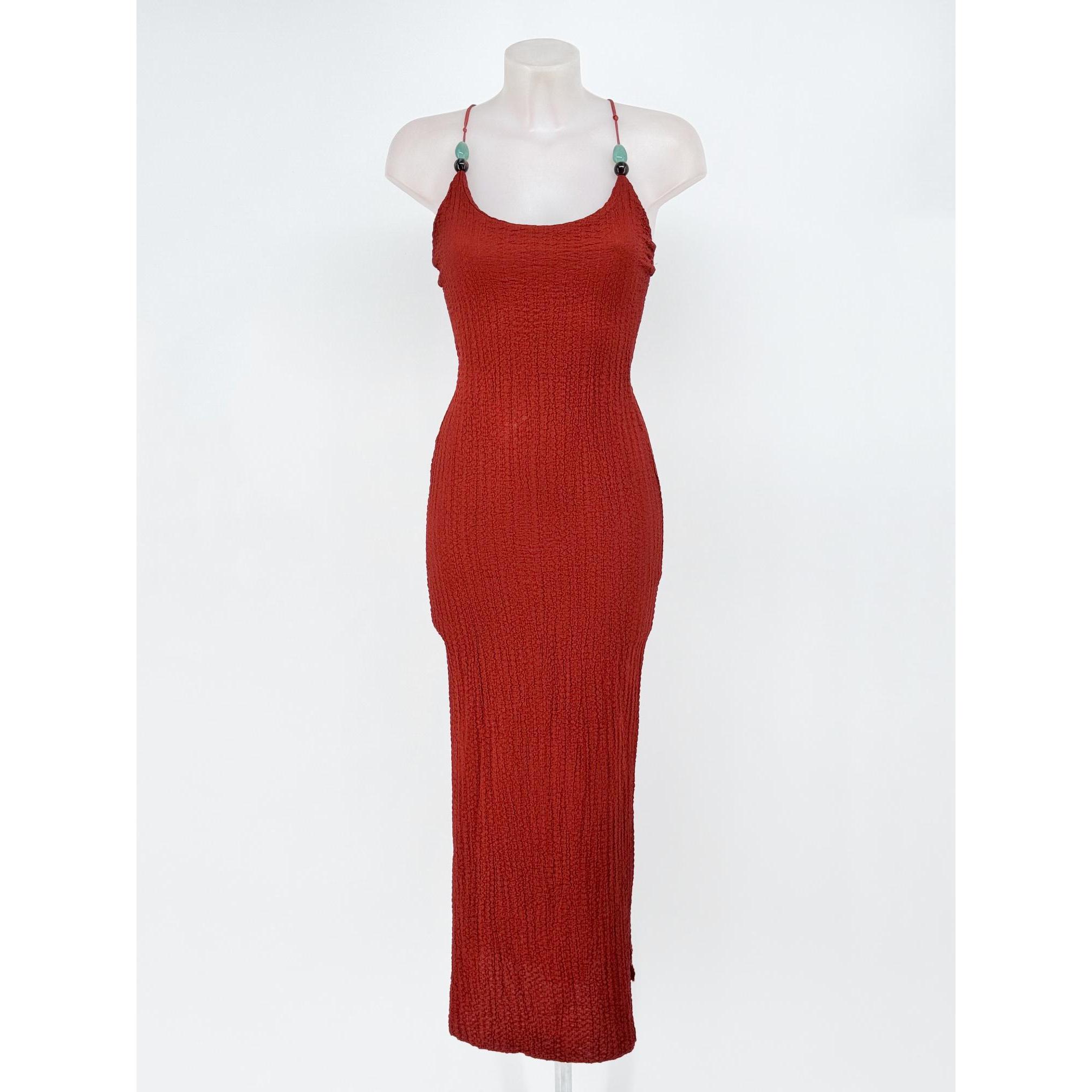 Vestido Maxi Ajustado con Textura Gofrada para Mujer, Tirantes Finos con Cuentas y Espalda Descubierta con Lazos Cruzados, Elegante Silueta Bodycon y Abertura Lateral Sensual - Disponible en Varios Colores
