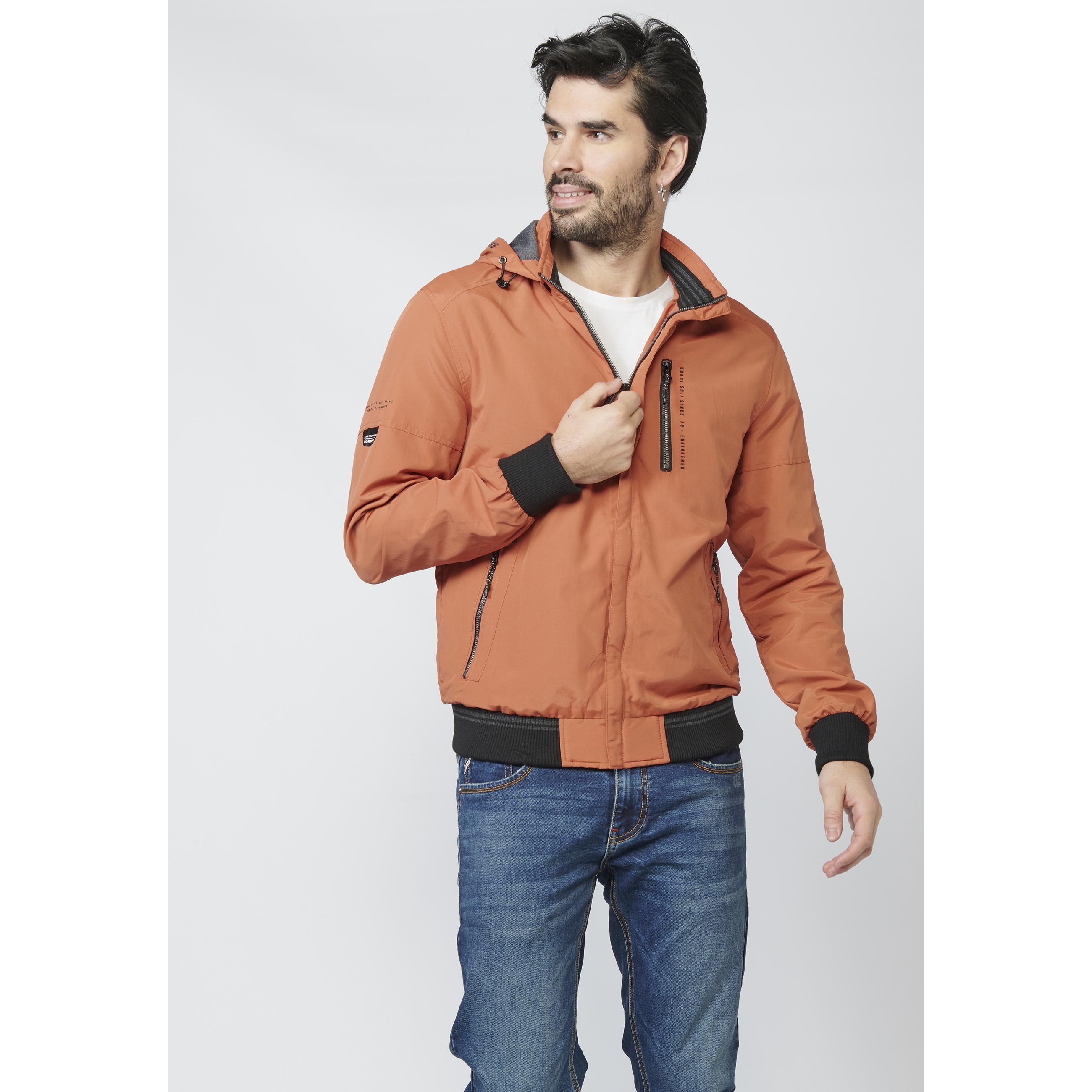 Koroshi - Cazadora bomber hombre con capucha desmontable oculta, acabados en rib y bolsillos con cremallera, corte regular para entretiempo