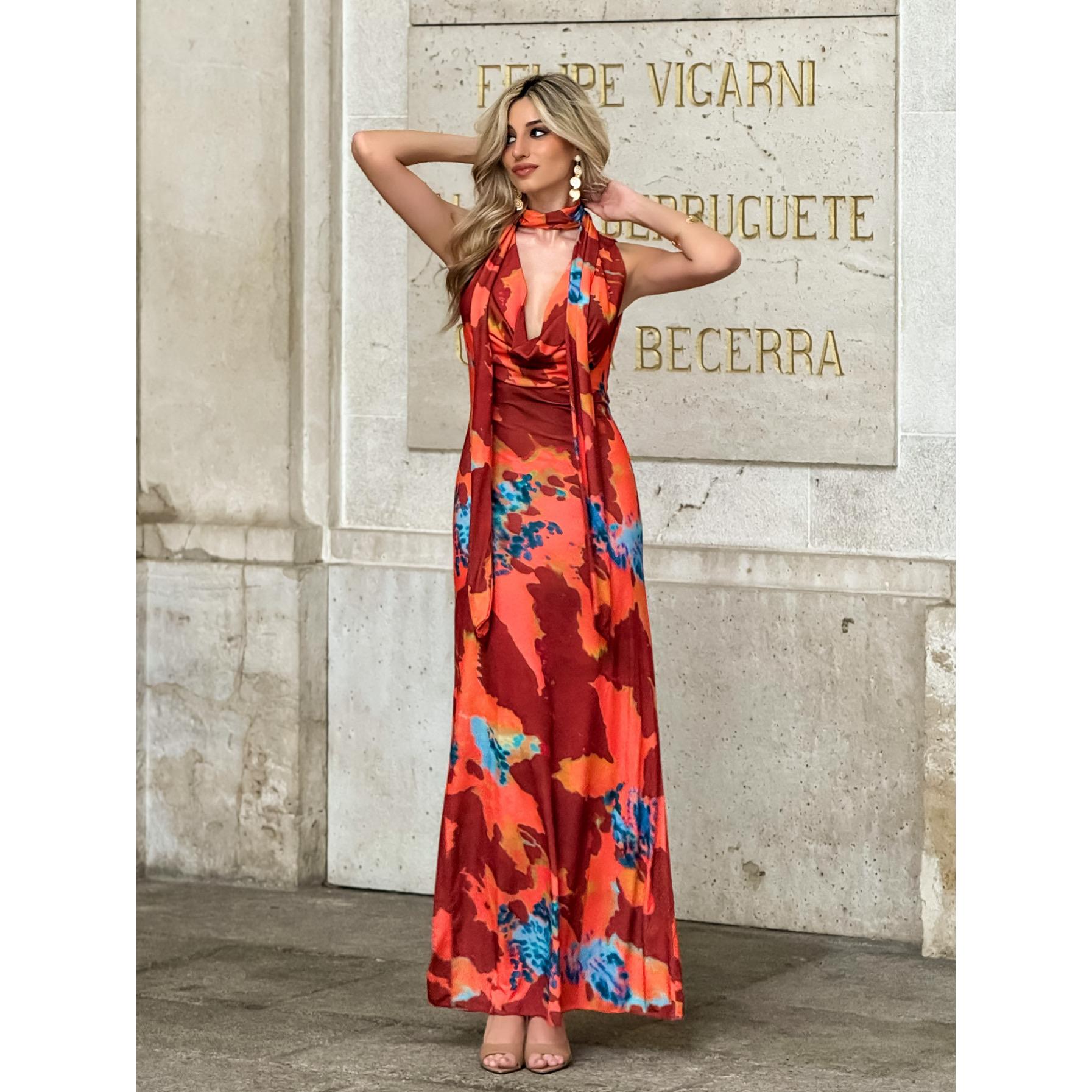 Vestido largo de crep estampado con forro interior y escote cascada. Espectacular espalda descubierta en forma de cascada, sin mangas. Incluye echarpe, disponible en cuatro colores.