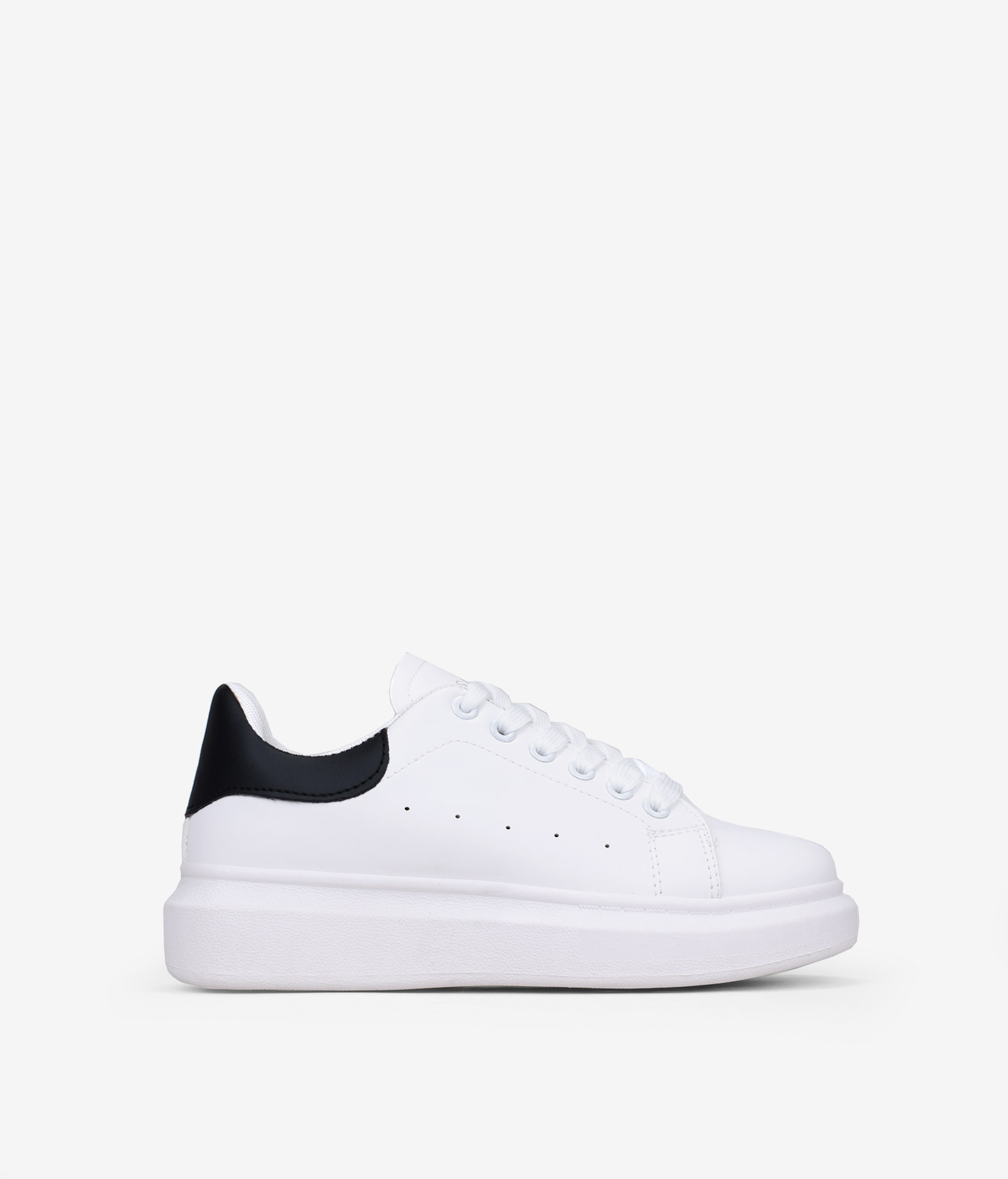 Bosanova Zapatillas blancas con detalle de logotipo grabado en la lengüeta, pieza trasera y suela lisa de 4 cm. Cierre con cordones.