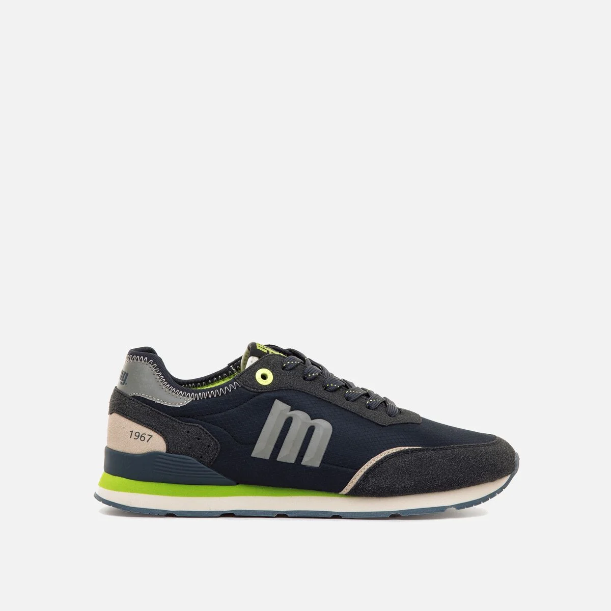 84859 Zapatillas de color azul marino para hombre de la marca Mustang, modelo Joggo Classic de estilo deportivo. Este diseño combina paneles de diferentes texturas con detalles en gris y toques de color verde lima, aportando un aspecto dinámico y actual.