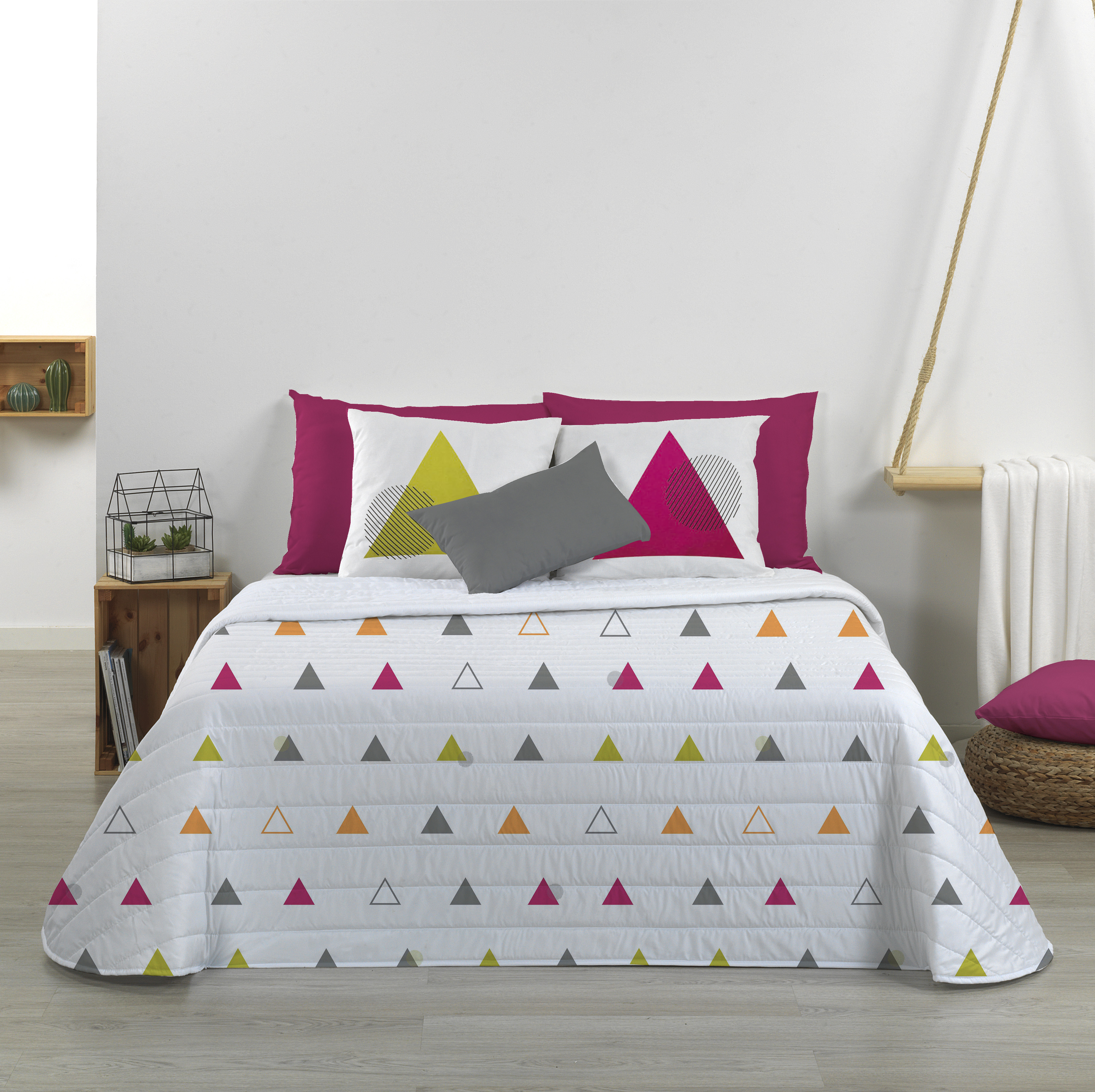 NORDIC HOME | Colcha bouti reversible “Triangle” pistacho | 100% microfibra suave | Relleno fibra hueca 100 g | Ligera y transpirable | Varios tamaños (90, 105, 135, 150 y 180 cm)