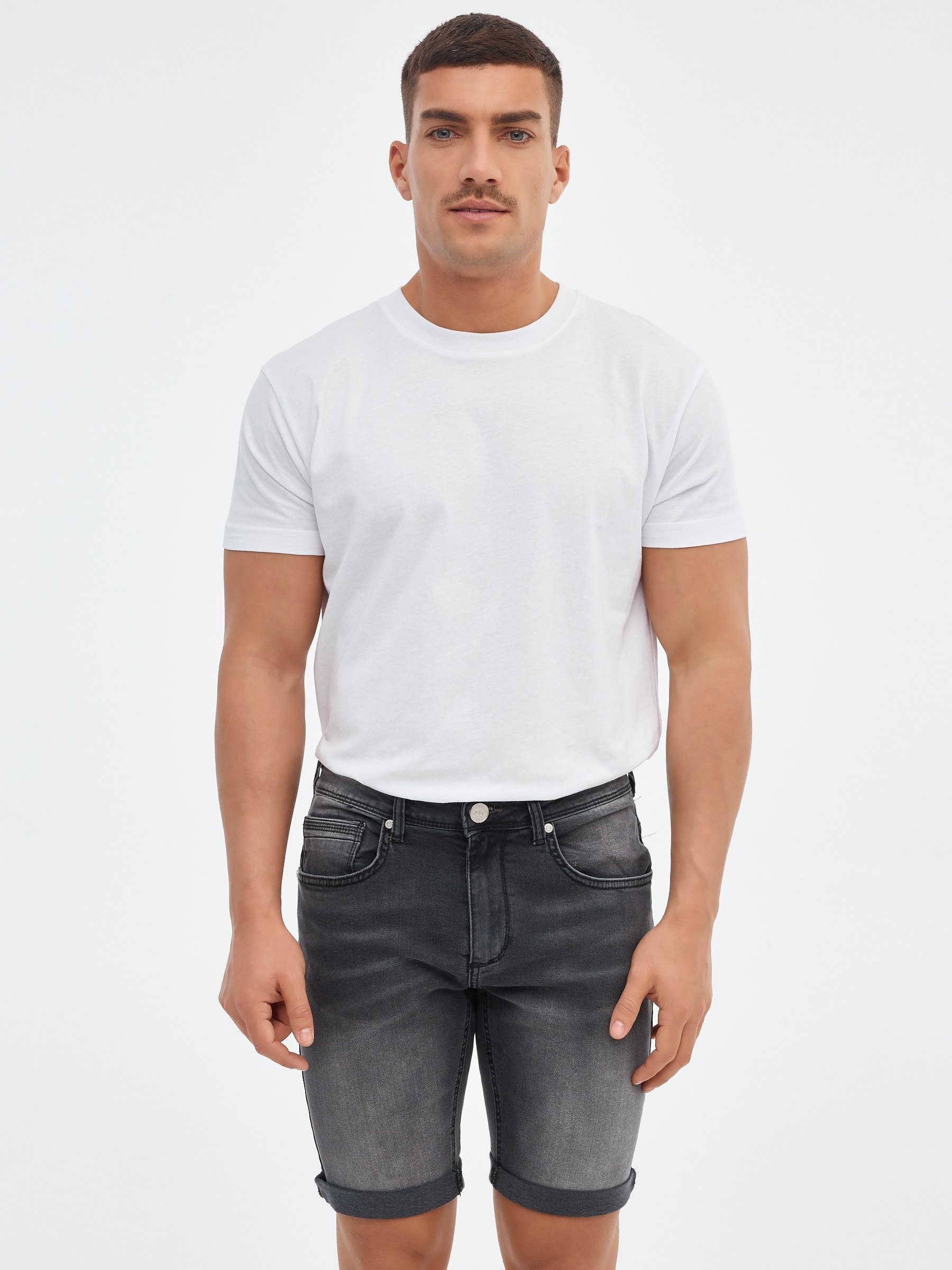 Bermuda denim negra, efecto lavado, 5 bolsillos, bajo doblado, cierre botón y cremallera INSIDE