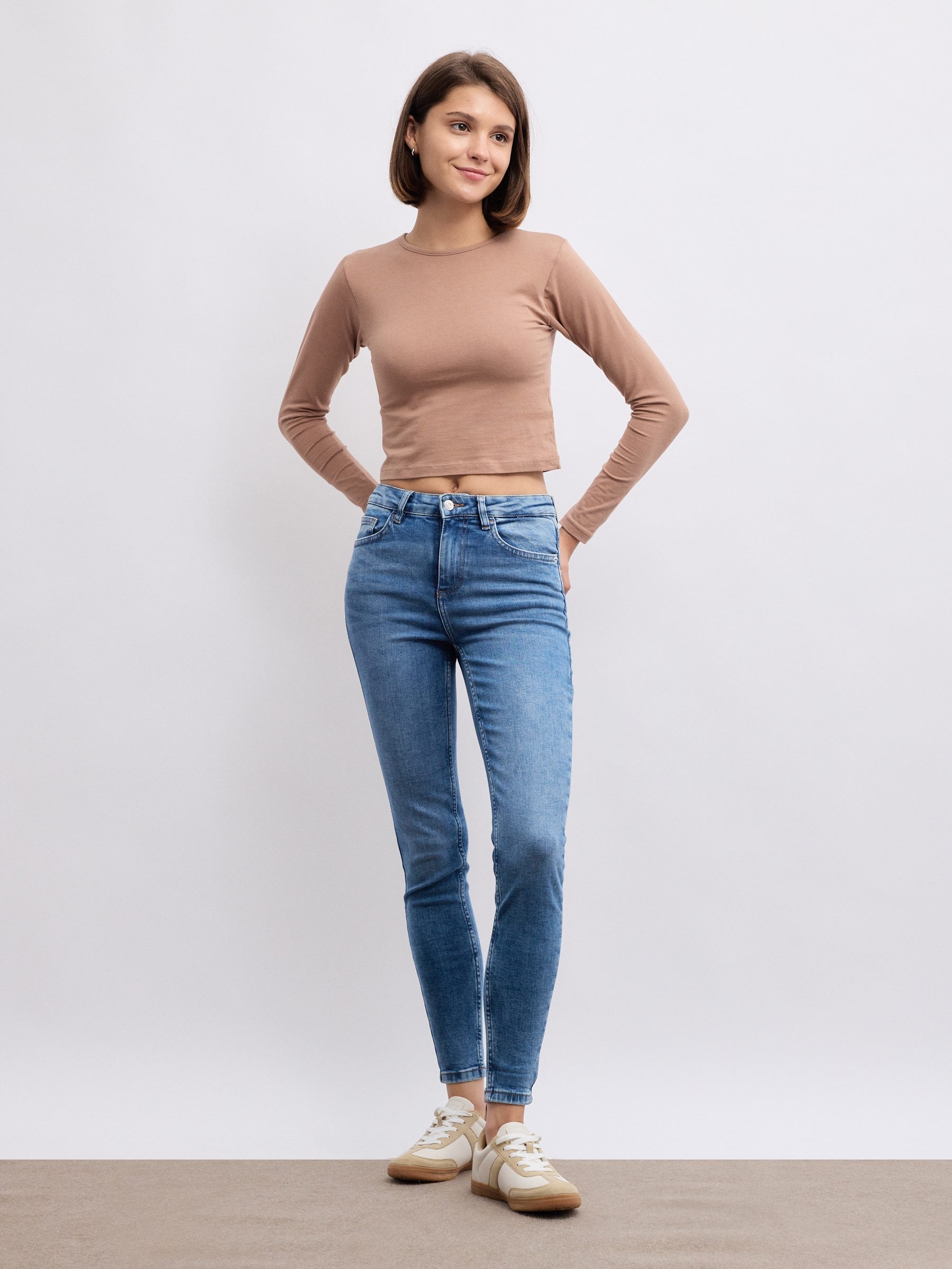 Estos jeans básicos skinny de tiro medio son un must-have en tu guardarropa INSIDE