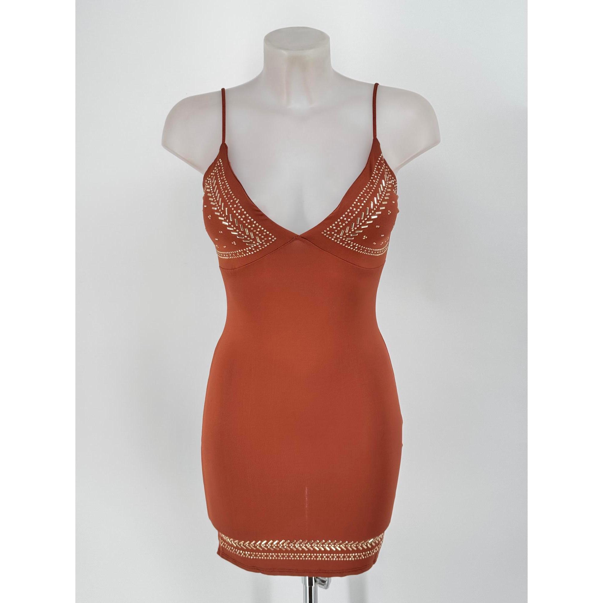 Vestido Mini TACT Ajustado con Tachuelas Doradas: Estilo Boho Chic Elegante. Talla Única (34-38). Tejido Elástico, Escote V, Tirantes Finos. ¡Perfecto para Cóctel o Fiesta! Disponible en Varios Colores.