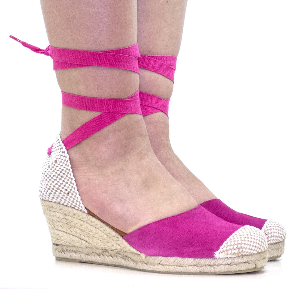 Sandalia de Mujer Martina en Serraje Fucsia con 5 Cuerdas y Tacón Medio 70mm, Diseño Sofisticado y Atrevido, Cómoda y Versátil, Fabricada en España con Acabados Impecables, Perfecta para Destacar con