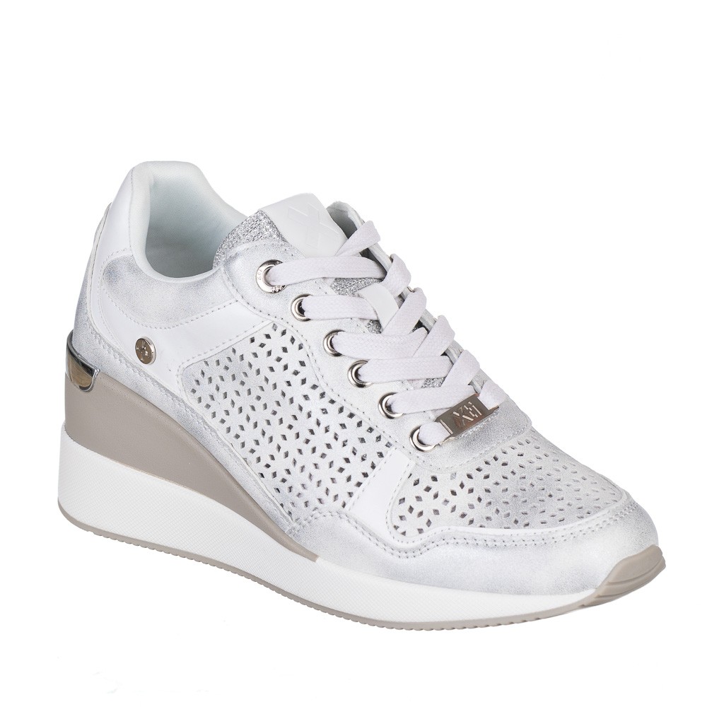Zapatillas sneakers casual para mujer Xti Troqueladas 142372 Plata