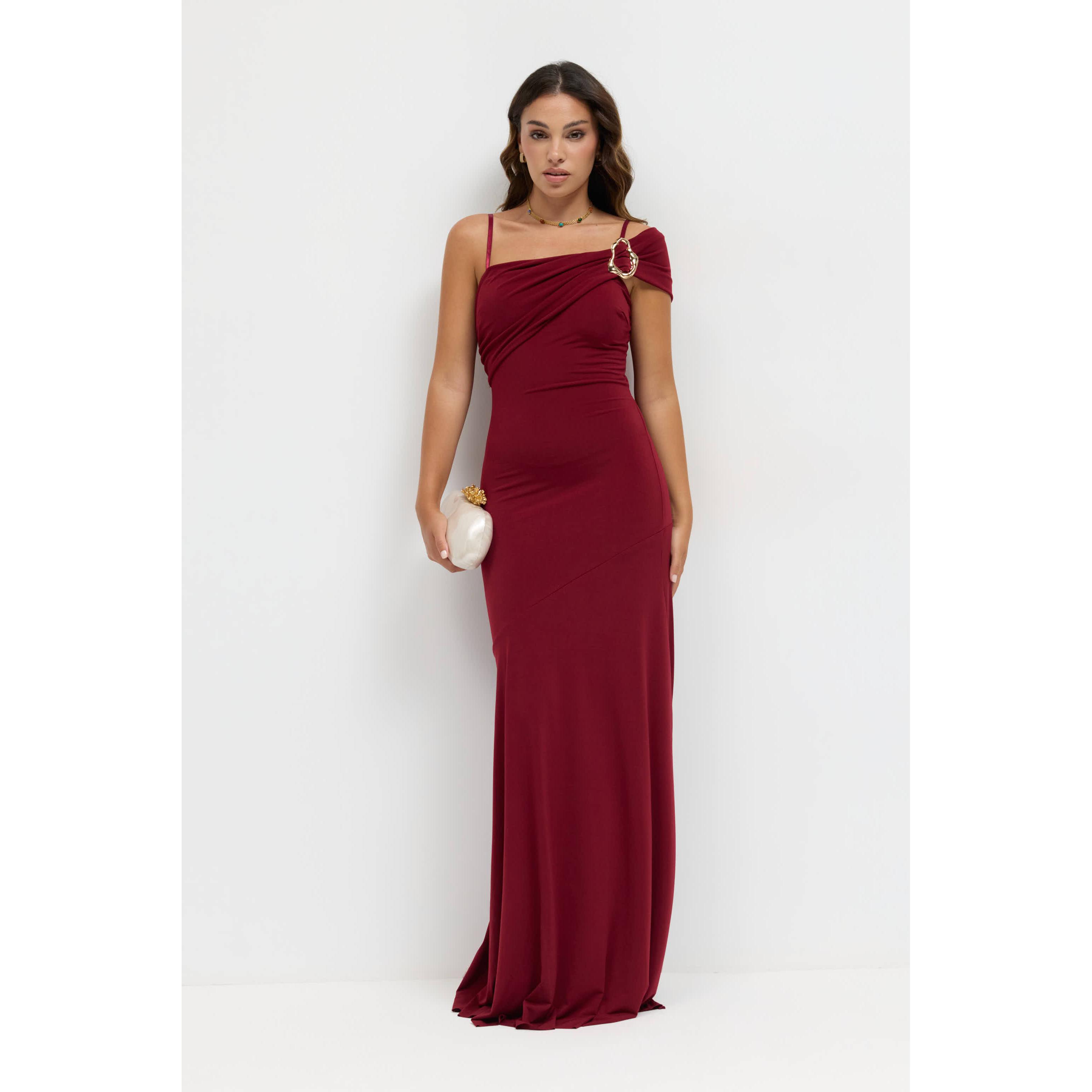 Vestido largo de fiesta en tejido crep, diseño asimétrico con broche dorado y tirante fino regulable. Talla única convertible para tallas 34-38. Un modelo elegante y ceñido que realza la silueta, ideal para invitadas de boda, galas o eventos.