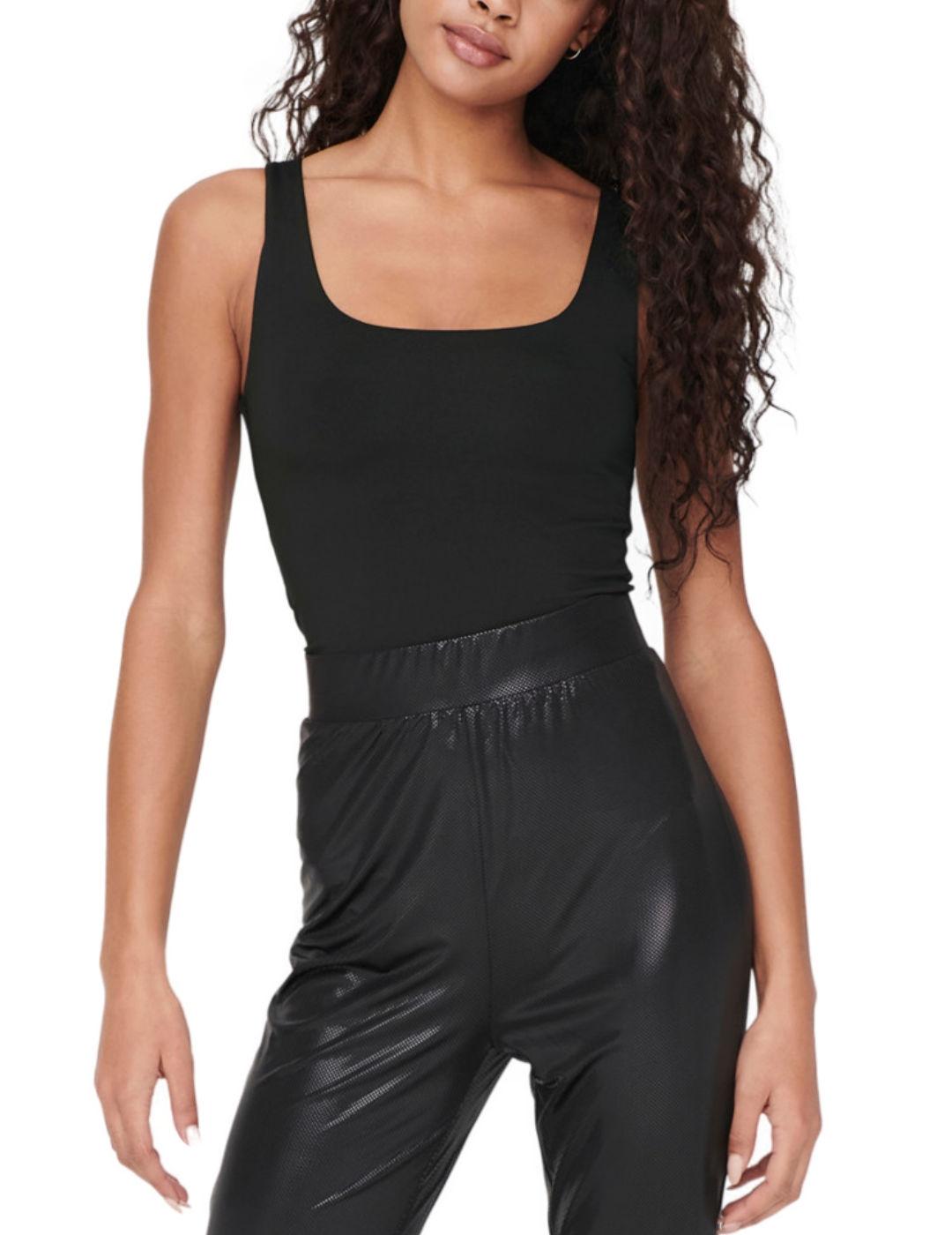 Camiseta Only Lea Noos Negra Mujer Ajustada con Escote Cuadrado y Manga Sisa