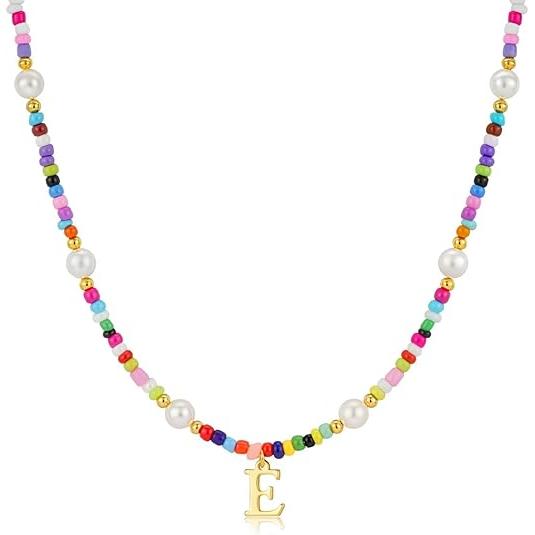 Un collar de letras colorido para mujer, de colores vibrantes, lo que lo convierte en el regalo de cumpleaños perfecto