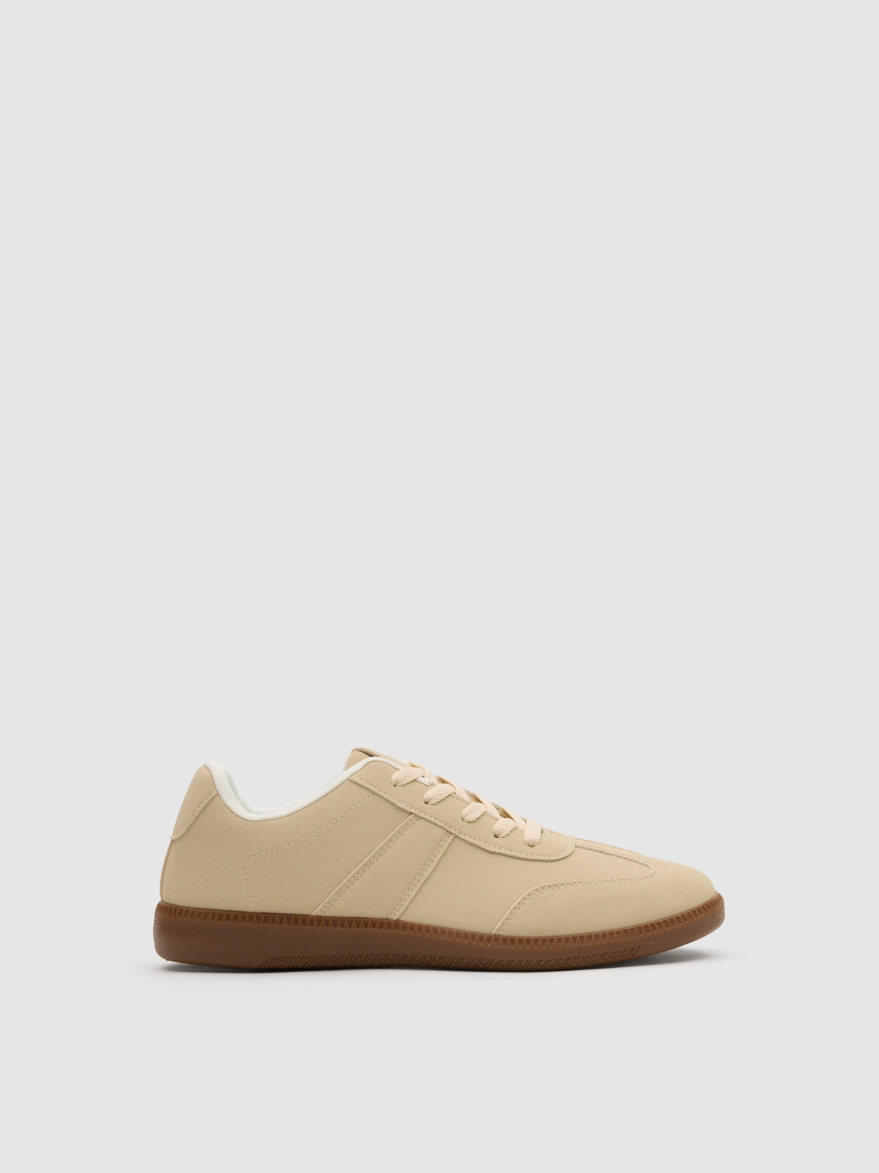 Deportivas de polipiel con suela de goma, perfectas para combinar con tus outfits favoritos INSIDE