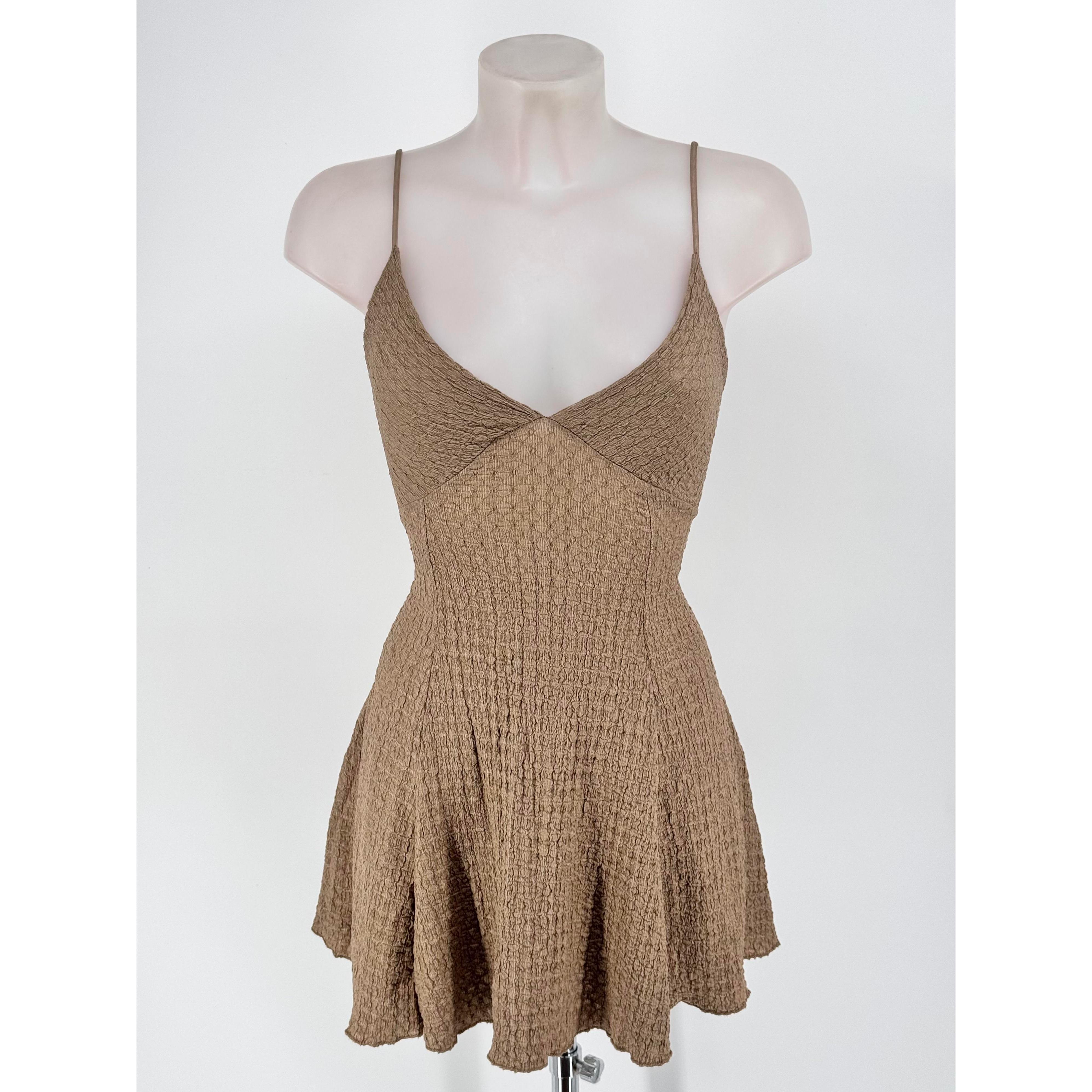 Mono Corto de Mujer con Espalda Descubierta y Lazada Cruzada: Estilo Veraniego con Escote en V, Tirantes Finos y Tejido Texturizado de Ajuste Perfecto Talla Única (34 a 38) Disponible en Varios Colores Elegantes