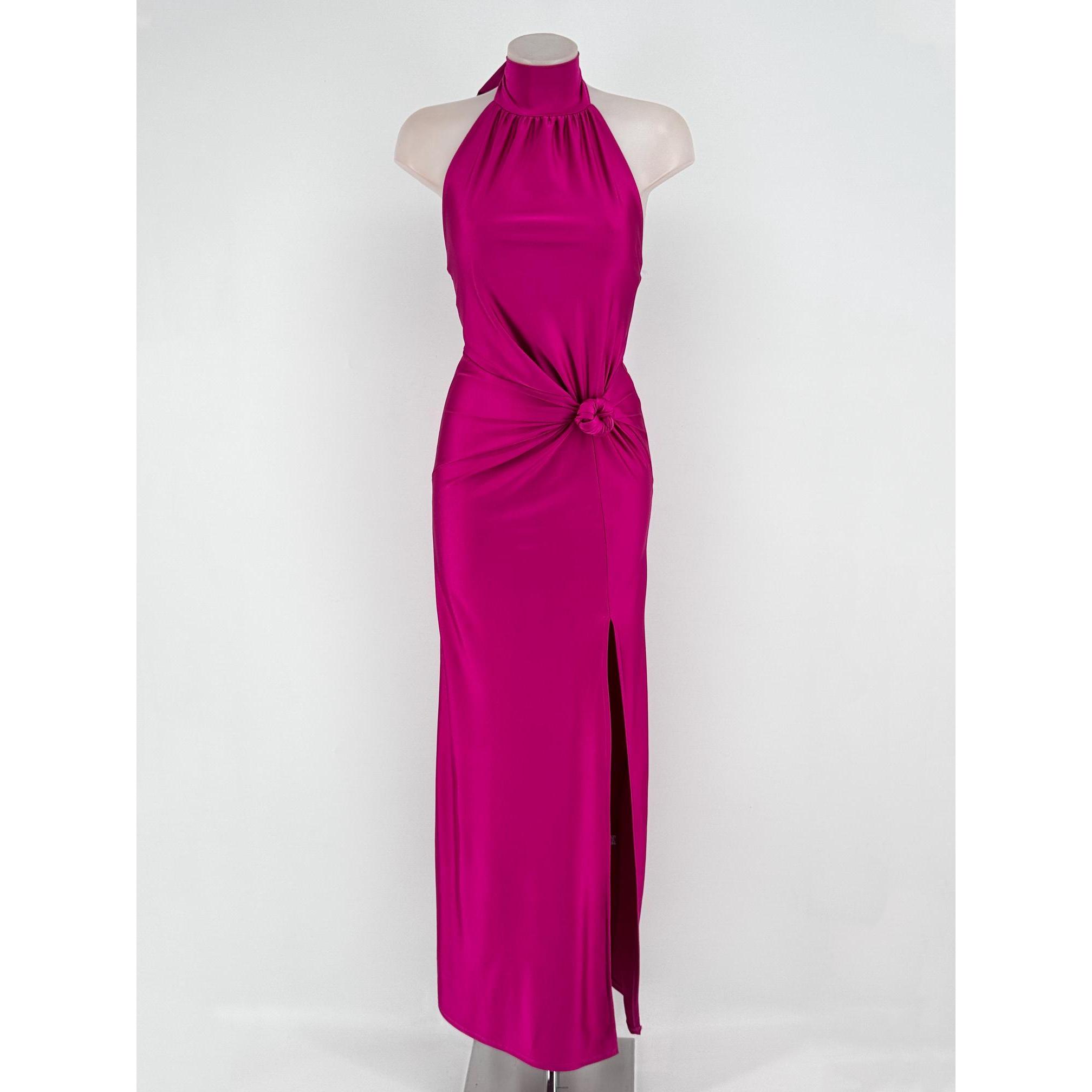 Vestido largo de fiesta en tejido técnico elástico. Diseño con cuello halter, lazada posterior, espalda descubierta, nudo decorativo en cintura y alta abertura lateral en pierna. Talla única adaptable (34 a 38). ¡Crea un look sofisticado e inolvidable!
