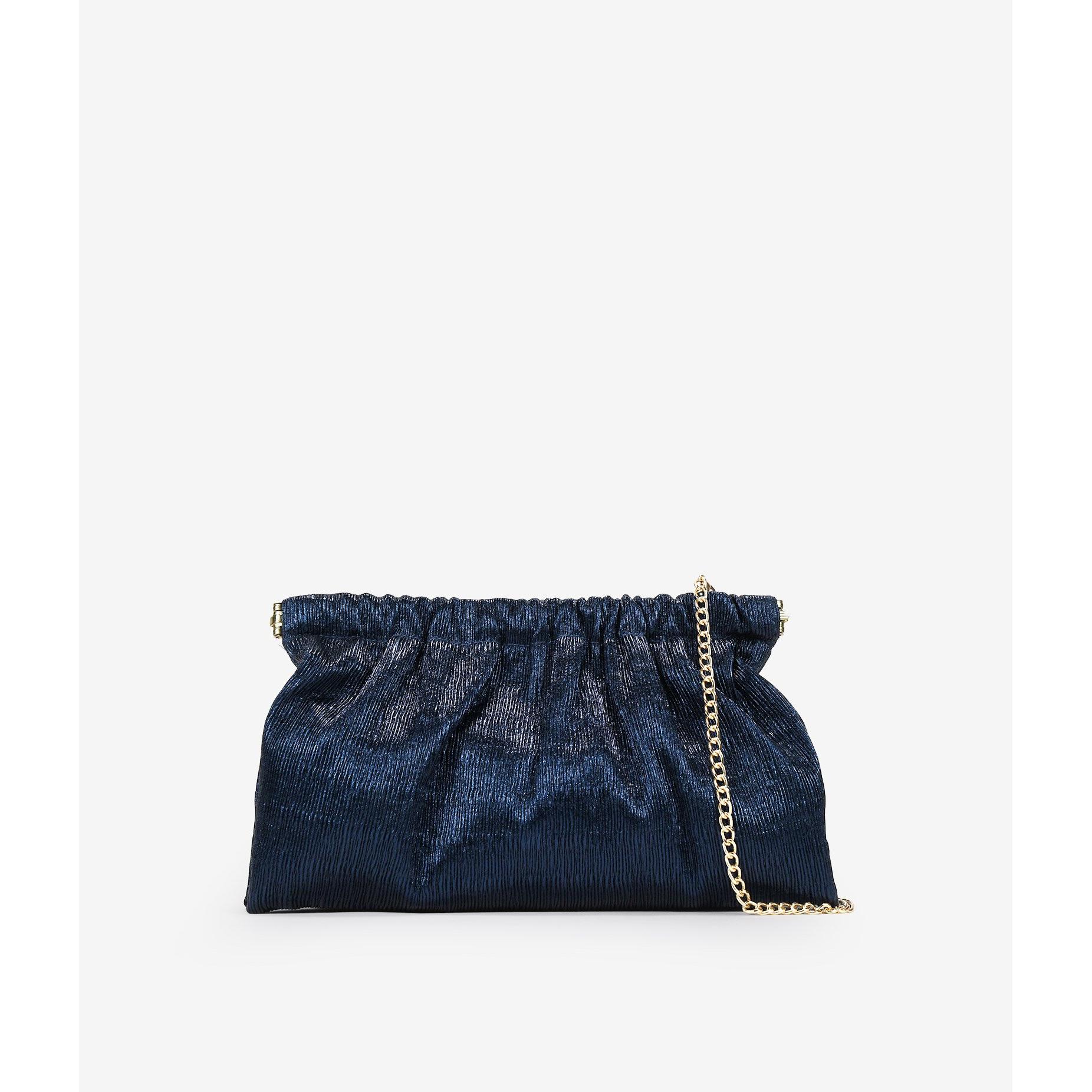 Bosanova Bolso de mano para mujer estilo clutch en piel vegana brillante con detalle de plisado y cierre con boquilla. Incluye asa de cruzar de cadena.