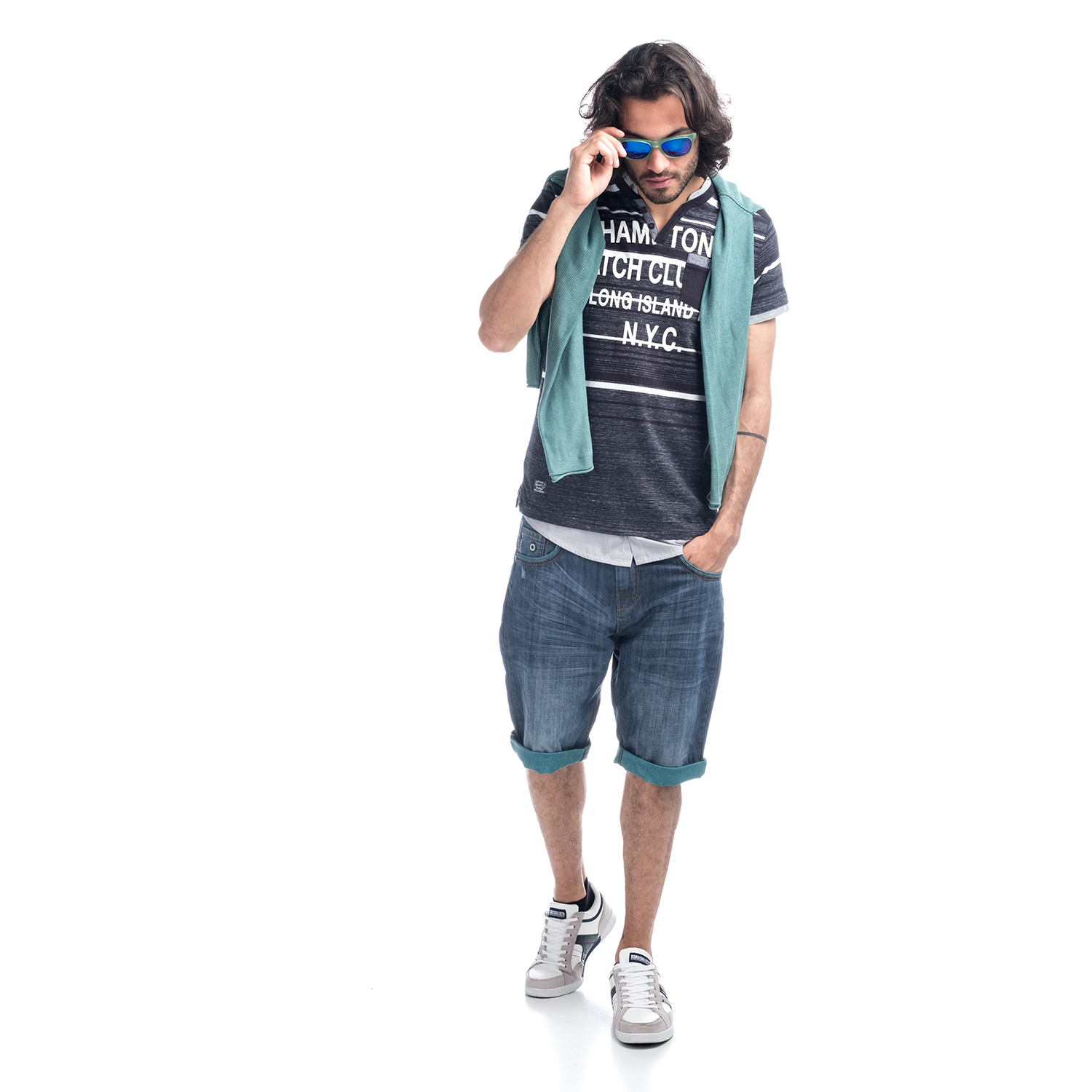 Koroshi - Bermuda denim hombre relajada con vuelta a contraste roja o verde, 100% algodón lavado, corte relaxed hasta la rodilla para look urbano