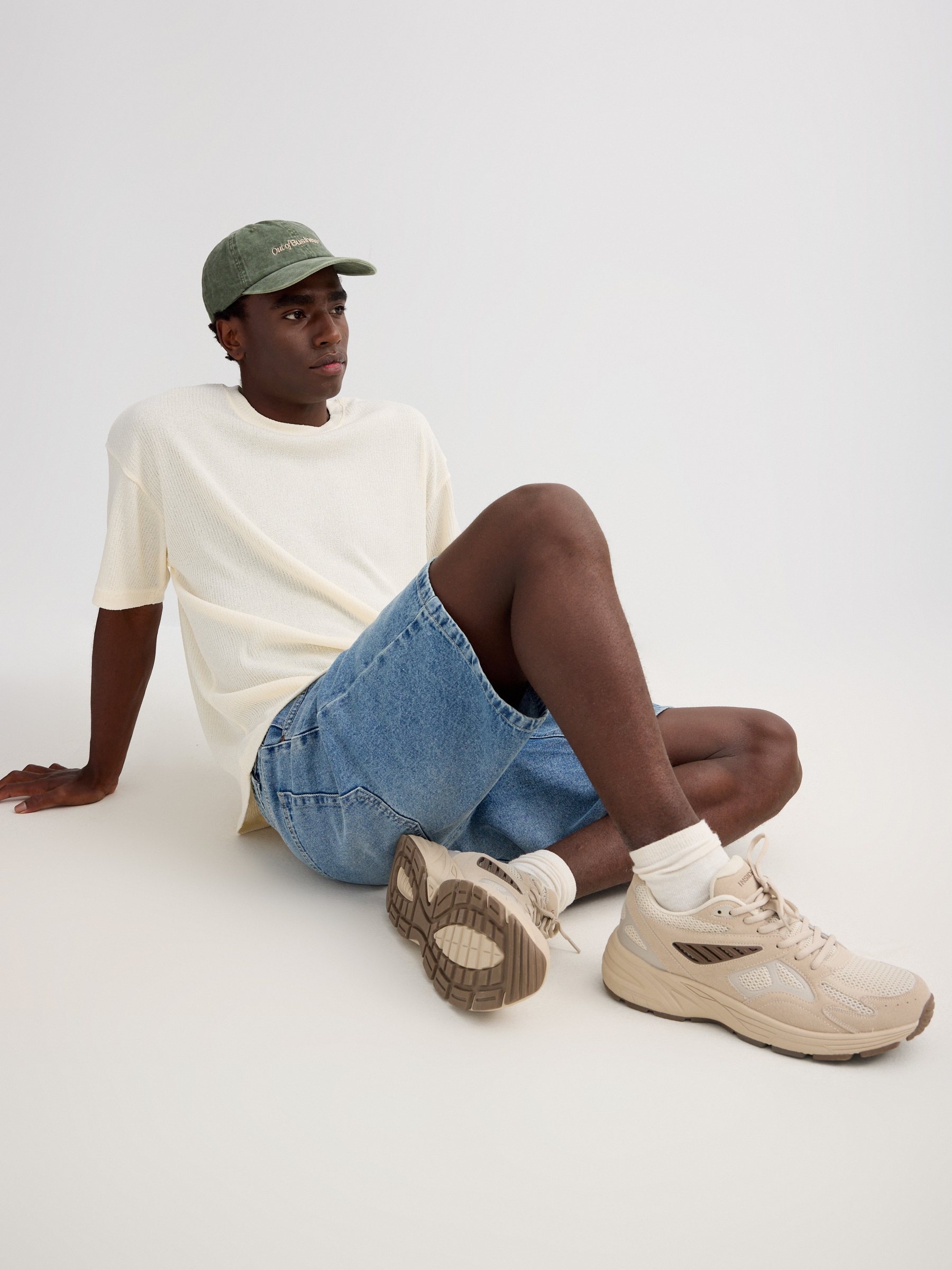 Zapatillas beige efecto piel con diseño panelado, cordones, puntera redonda y suela de goma con tracción INSIDE