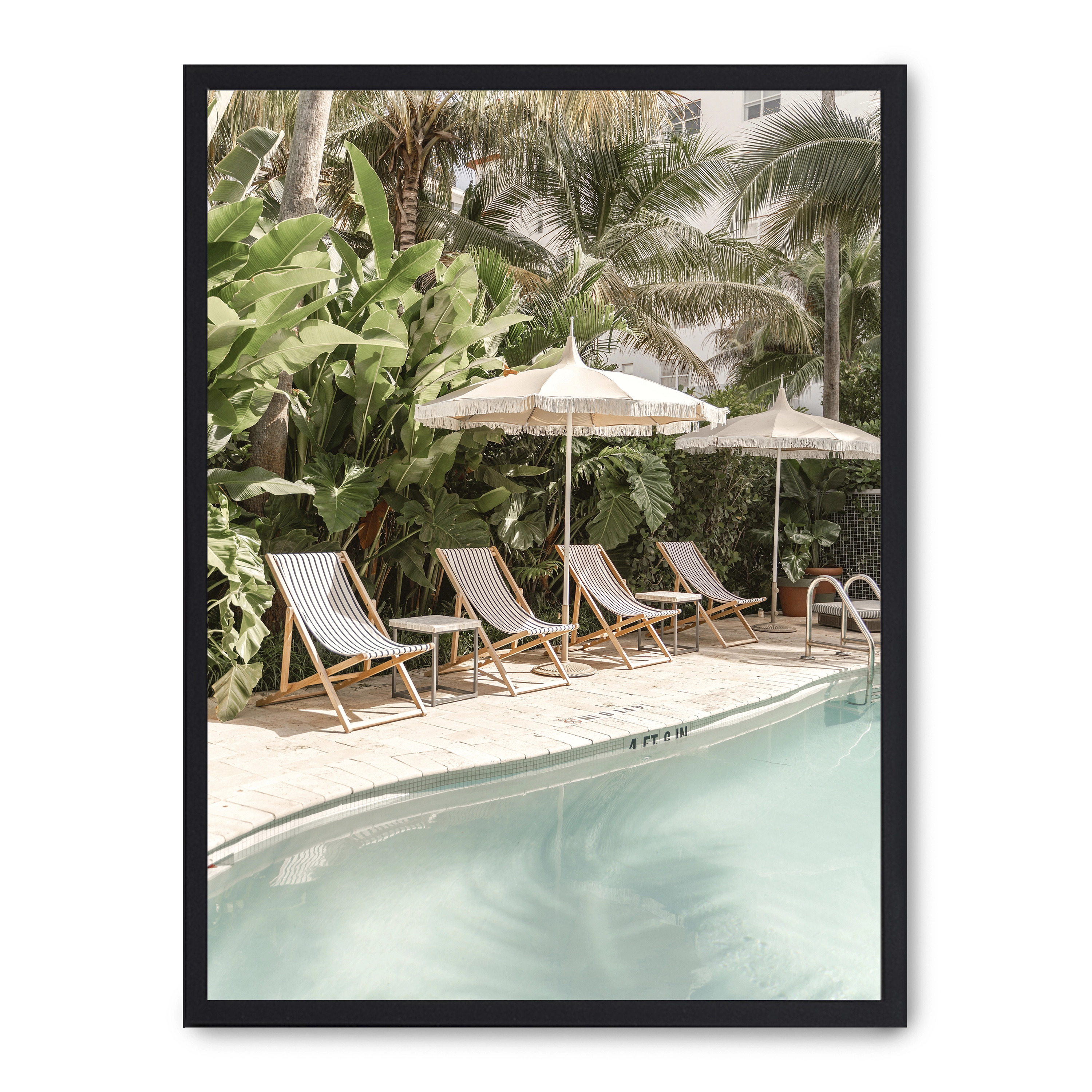 Lámina con marco negro POOLSIDE SERENITY 21x30 cm, Póster impreso en papel de primera calidad de 180gr, montado sobre marco de madera MDF acabado en negro., Arquitectura