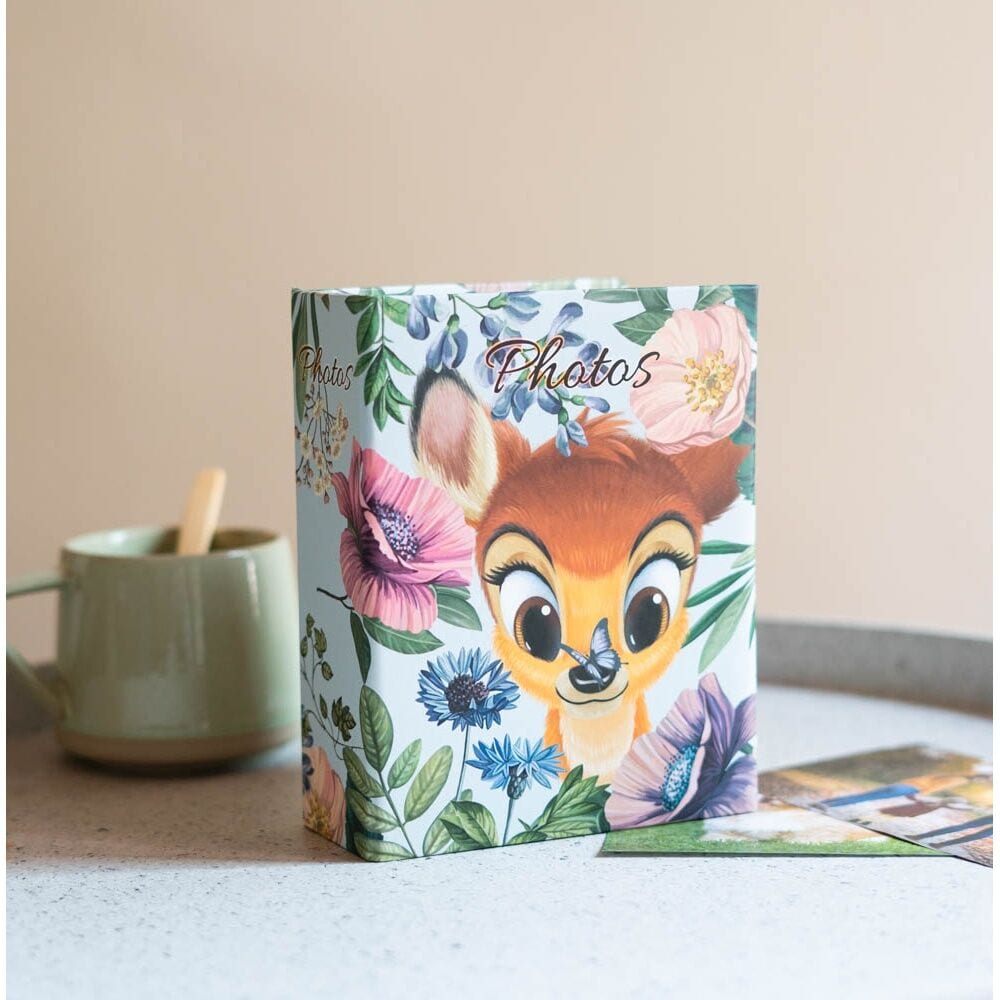 Álbum de Fotos Bambi Disney, Capacidad 100 Fotos 10x15 cm, Tamaño 16,5x12 cm, Diseño Floral con Bambi, Formato Compacto y Ligero, para Recuerdos y Regalo, Multicolor