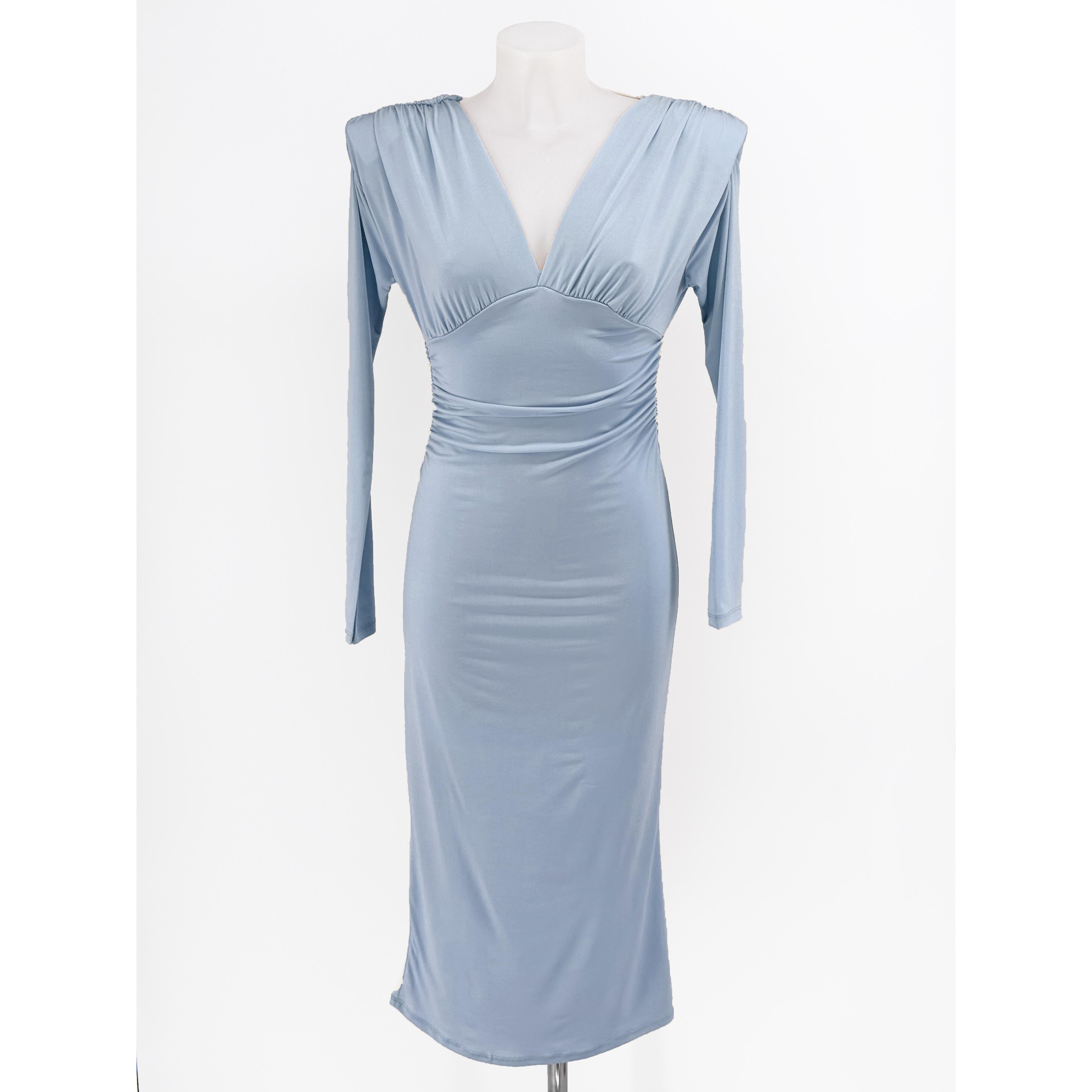 Vestido midi de fiesta en crepé con manga larga, escote en V y hombreras estructuradas. Diseño elegante con fruncidos laterales, drapeado en abdomen y sensual escote en pico en la espalda. Talla única adaptable (34 a 38). ¡Destaca en tu próximo evento!
