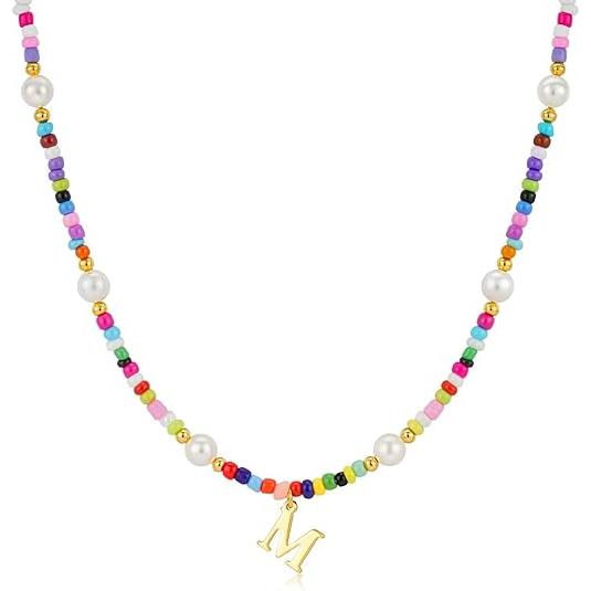 Un collar de letras colorido para mujer, de colores vibrantes, lo que lo convierte en el regalo de cumpleaños perfecto