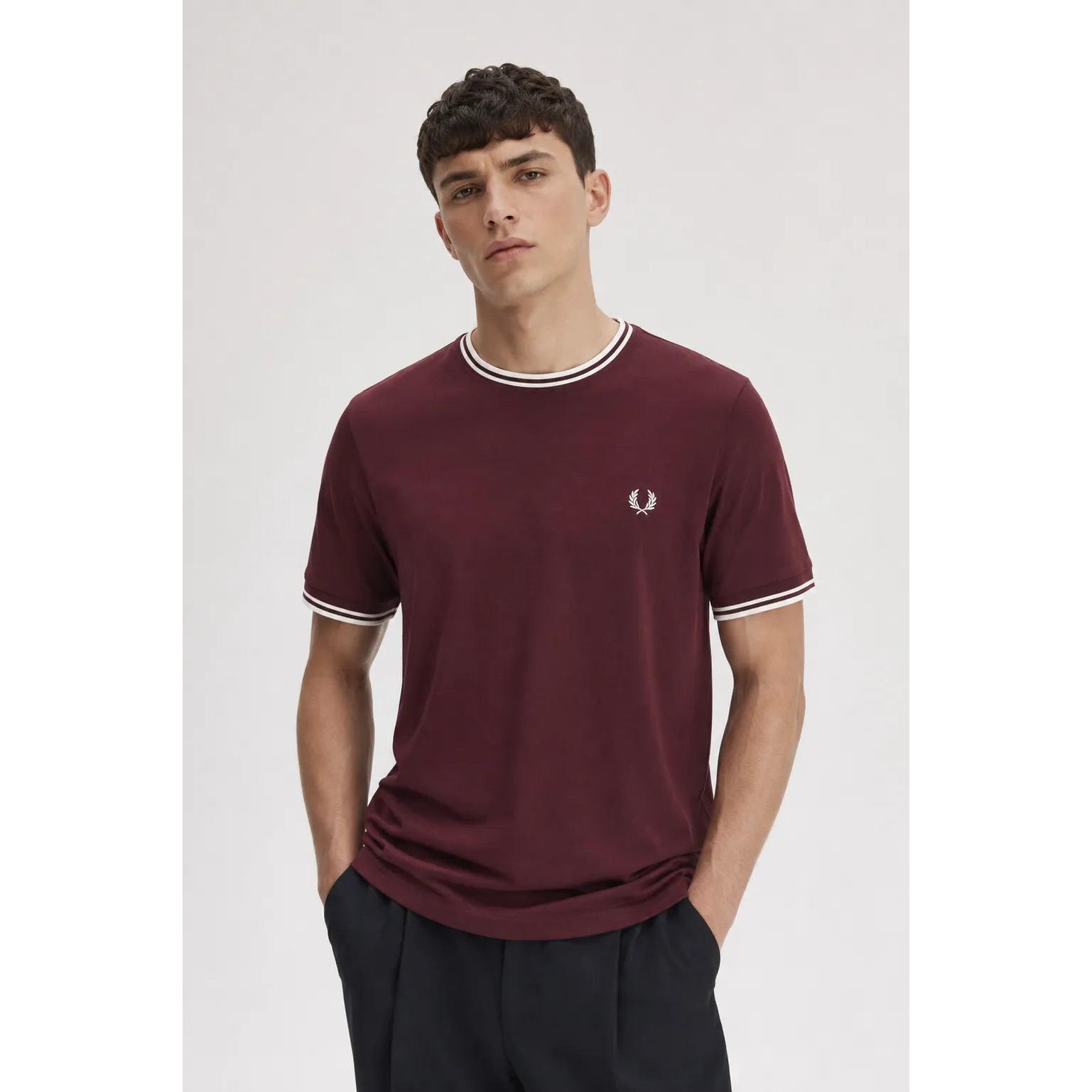Fred Perry Camiseta Hombre Ribetes Burdeos 64A
