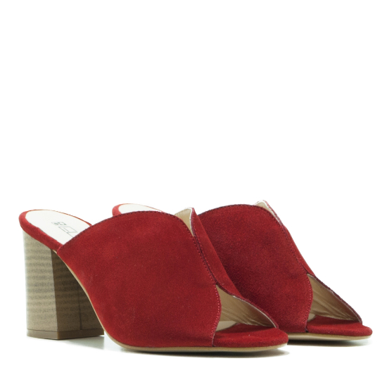 Descubre el sofisticado Zapato Zueco Colette en Ante Rojo de Elodie, el calzado ideal para mujeres que valoran la elegancia y la comodidad. Confeccionado en piel de alta calidad, este zueco presenta u