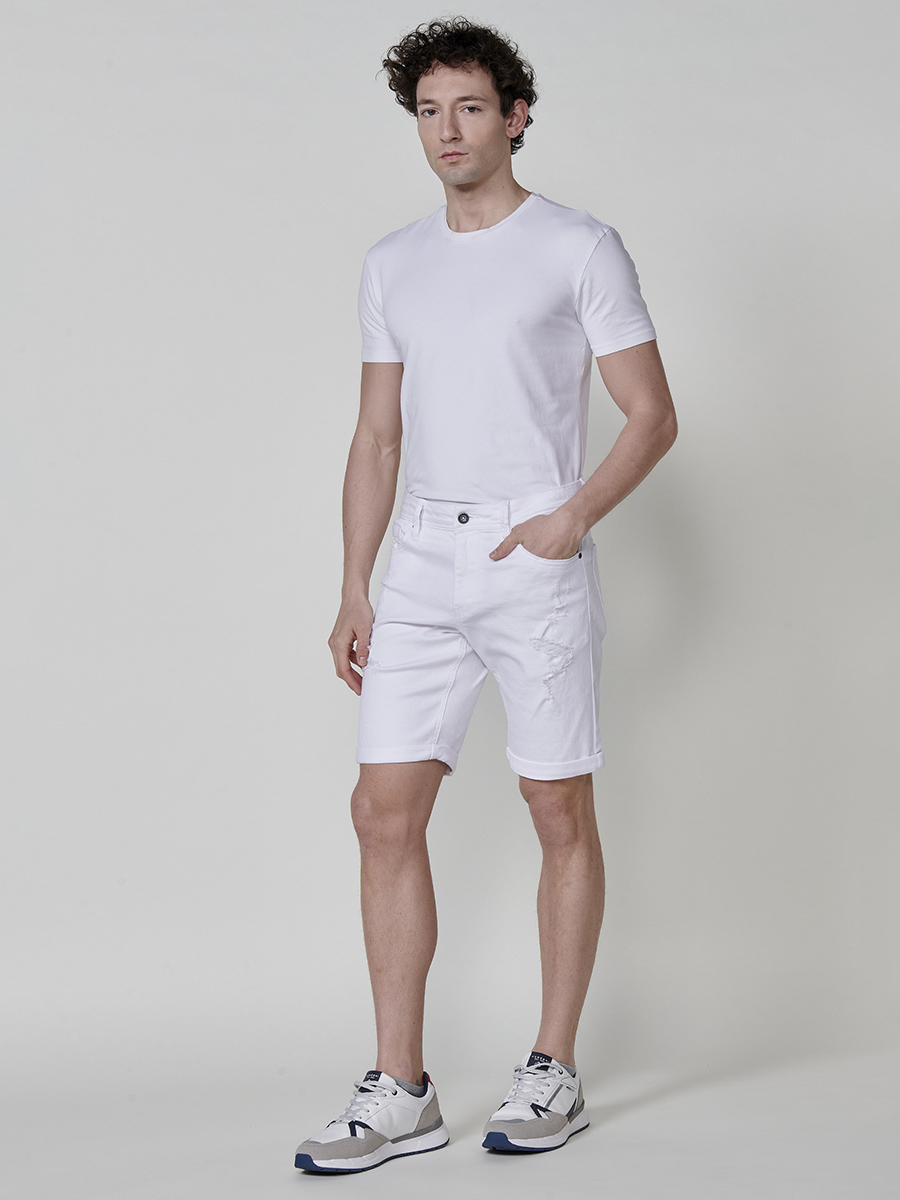 Koroshi - Bermuda hombre de twill de algodón elástico 98% algodón + 2% elastano, corte regular con rotos delanteros y bajos vueltos sin fijar, color blanco – 2511PS24