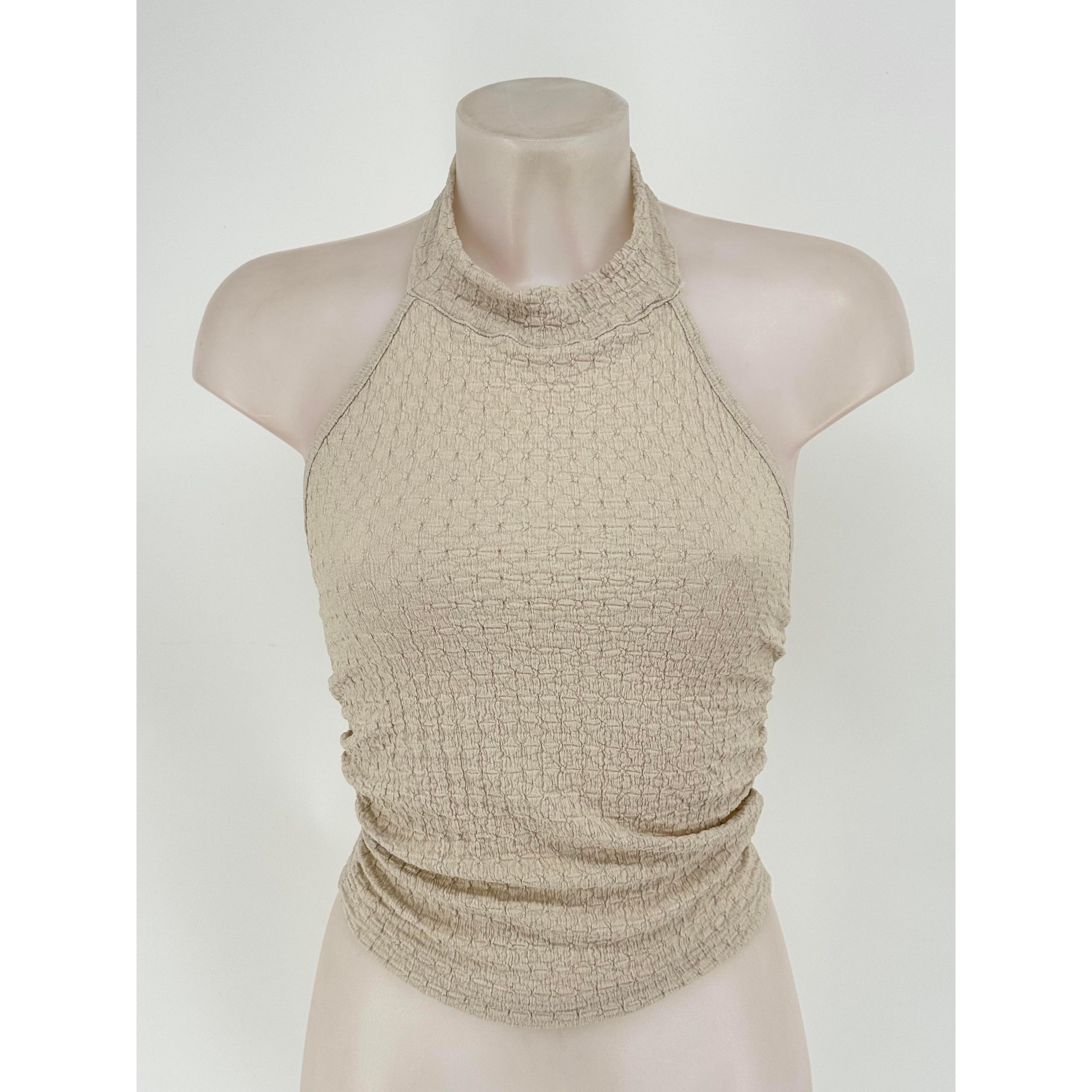 Top Crop Halter Texturizado con Espalda Descubierta y Cuentas de Madera para Mujer. Camiseta Ajustada Fruncida de Cuello Alto Estilo Boho Chic Elegante y Fresco. Compra Online el Top de Verano Tendencia Perfecto para Todos tus Looks.