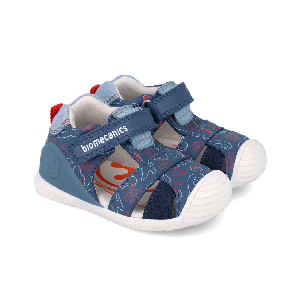 Sandalias respetuosas primeros pasos niño azul Biomecanics, blandito y flexible, con puntera protectora y cierre de velcro. Respetuoso con el desarrollo natural del pie. Libre de tóxicos perjudiciales para la salud de pies.