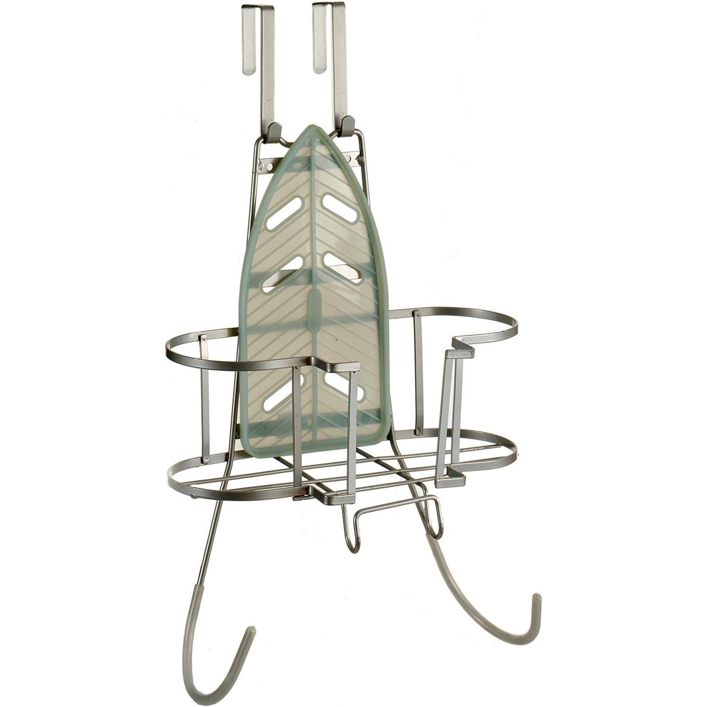 Soporte de Planchado de Metal y Silicona 53x30x12,5 cm para Puerta y Pared, Organizador Multiusos con Espacio de Almacenaje y Control de Cable, Cuelga Tabla de Planchar, Accesorio Resistente y Práctico para el Hogar